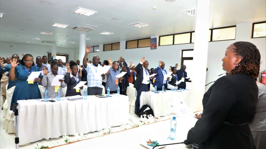 Washiriki wa mafunzo ya watendaji wa Uchaguzi wakila kiapo kabla ya mafunzo mbele ya Hakimu Mkazi wa Mahakama ya Hakimu Mkazi, Morogoro Mhe. Janeth Boaz Kinyage