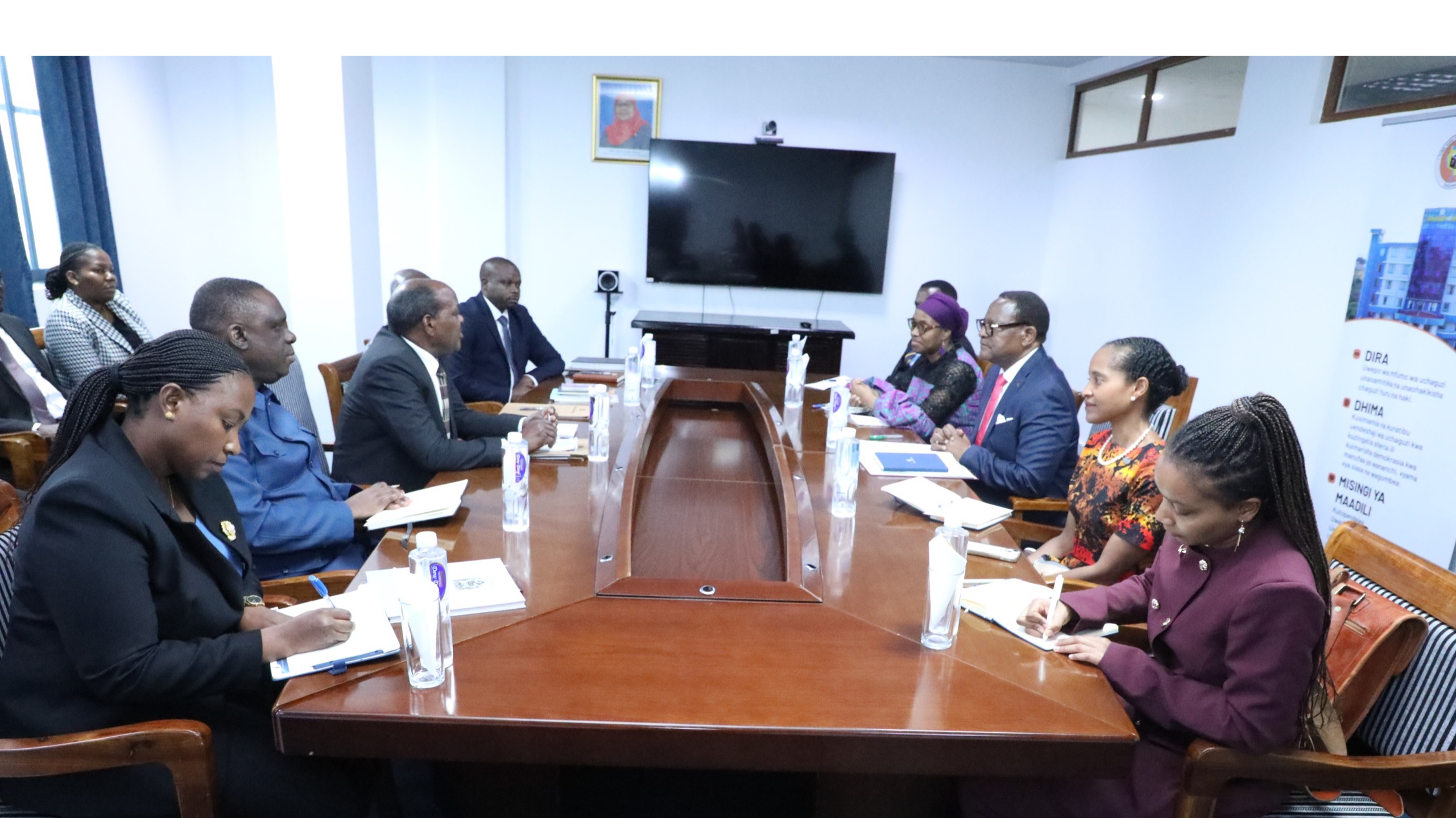 Mwenyekiti wa INEC, Mhe. Jaji wa Rufani Jacobs Mwambegele amekutana na Mjumbe Maalum wa Jumuiya ya Madola, Rais Mstaafu wa Malawi Mhe.Lazarus Chakwera, ofisi za Tume Njedengwa, Dodoma.