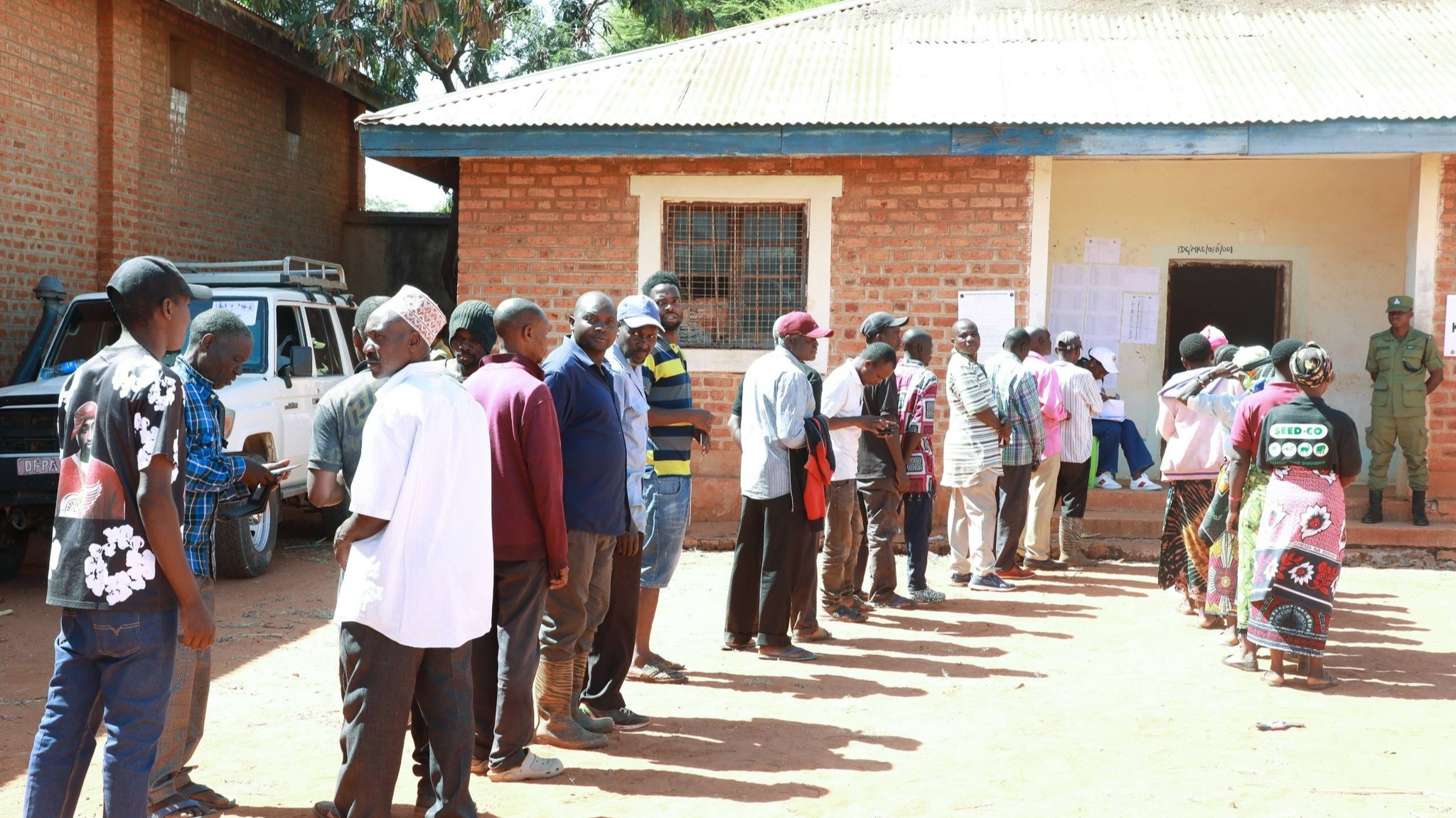 Wapiga kura wa Jimbo la Ismani wamejitokeza kupiga kura kumchagua mbunge wao katika kituo cha kupigia kura cha Ofisi ya Nkungugu iliyopo Jimbp la Ismani
