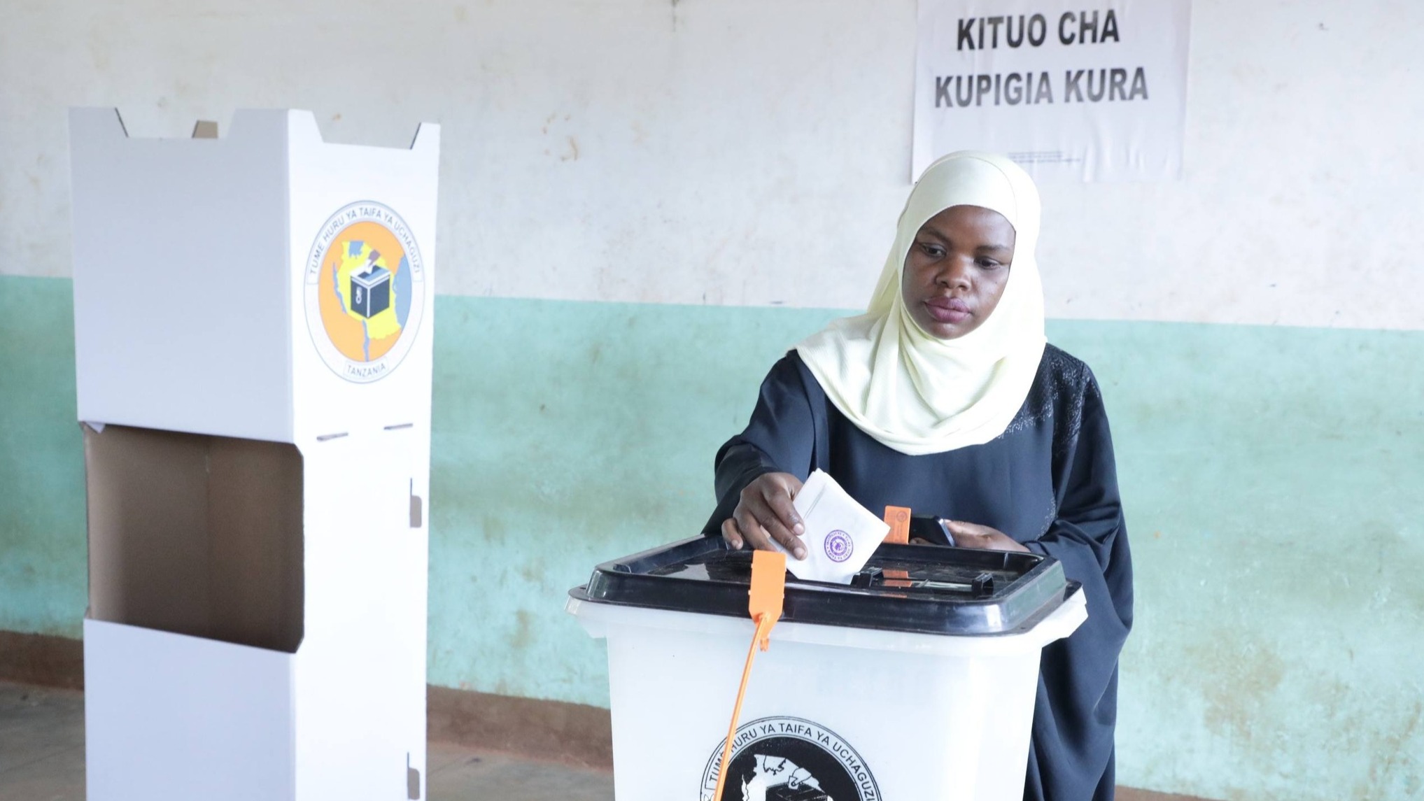 Mwenyekiti wa INEC, Mhe. Jaji wa Rufani Jacobs Mwambegele ametembelea na kushuhudia upigaji kura katika Jimbo la Peramiho lililopo Songea DC, mkoani Ruvuma.