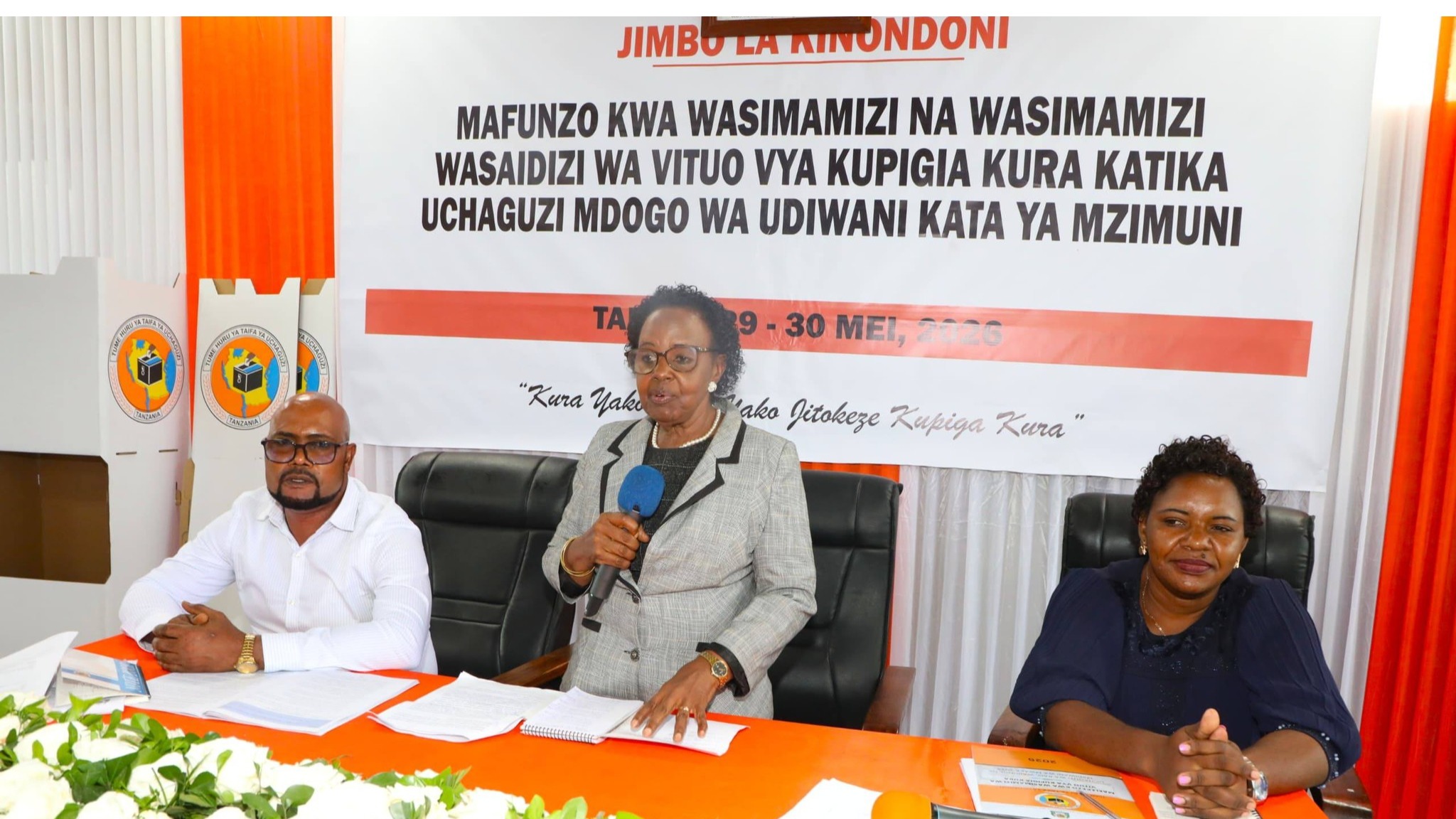Mjumbe wa INEC, Mhe. Magdalena Rwebangira, amekukagua mafunzo ya Wasimamizi na Wasimamizi Wasaidizi wa Vituo vya Kupigia Kura katika Kata ya Mzimuni, Halmashauri ya Manispaa ya Kinondoni.
