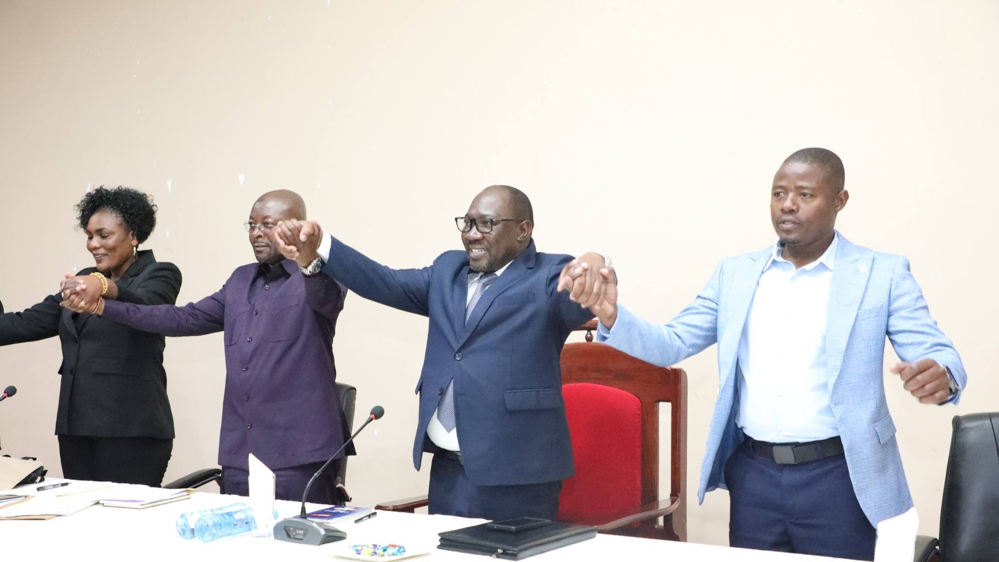 Naibu Katibu Mkuu, Ofisi ya Waziri Mkuu (Sera, Bunge, Uratibu na wenye Ulemavu), Dkt. James Henry Kilabuko akiwa na baadhi ya viongozi wa baraza ;a wafanyakazi, wakiimba Wimbo wa Mshikamano