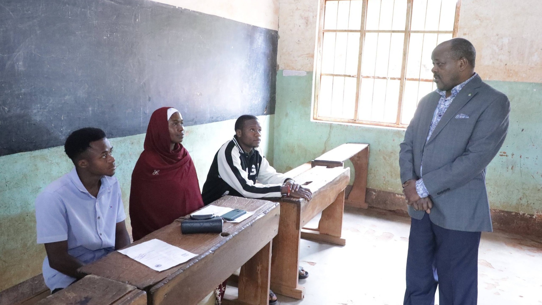 Mwenyekiti wa INEC, Mhe. Jaji wa Rufani Jacobs Mwambegele ametembelea na kushuhudia upigaji kura katika Jimbo la Peramiho lililopo Songea DC, mkoani Ruvuma.