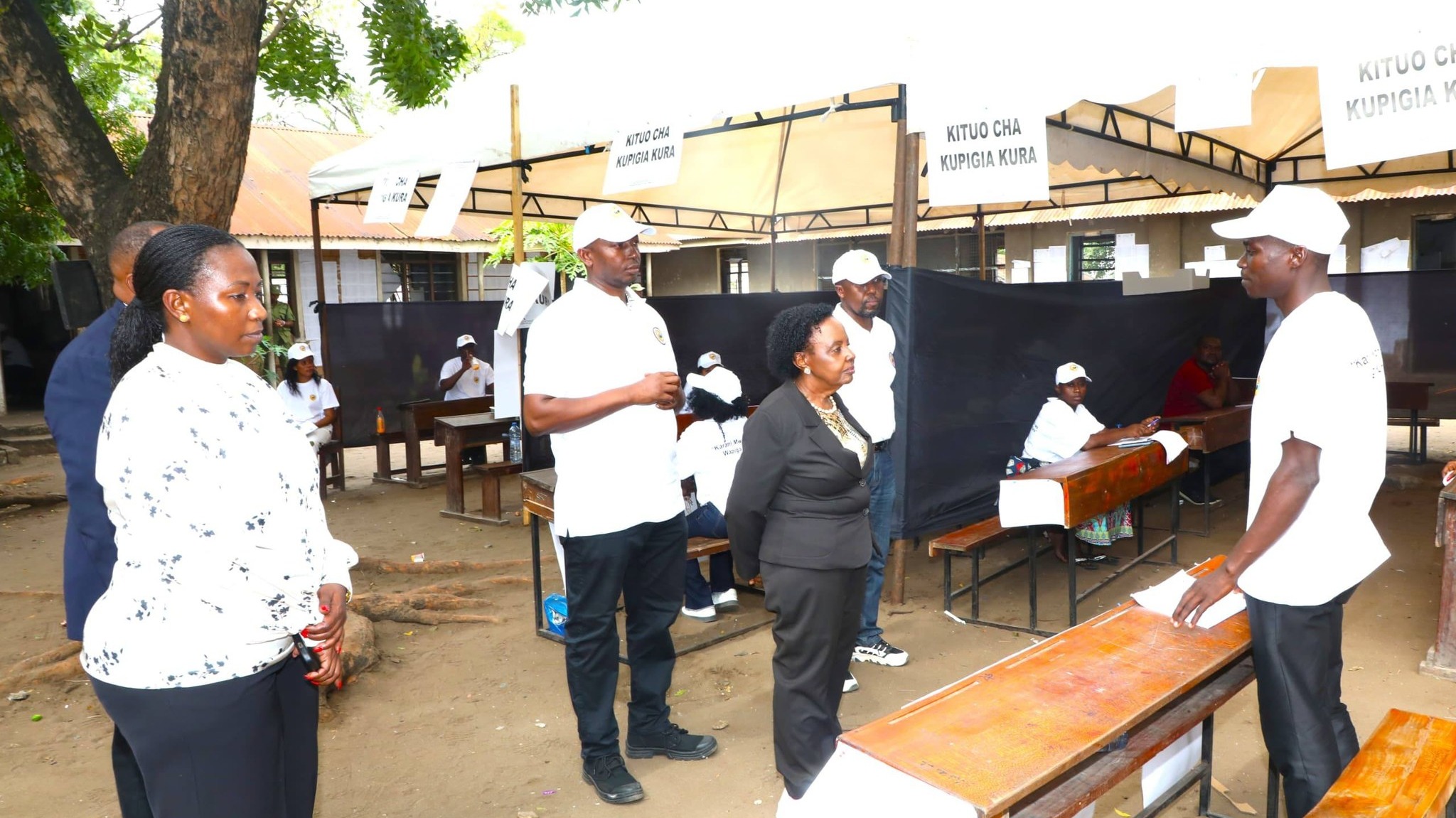 Mjumbe wa INEC, Mhe. Magdalena Rwebangira, leo tarehe 01 Juni, 2026 ametembelea na kukagua zoezi la kupiga kura vituoni katika Uchaguzi Mdogo wa Kata ya Mzimuni