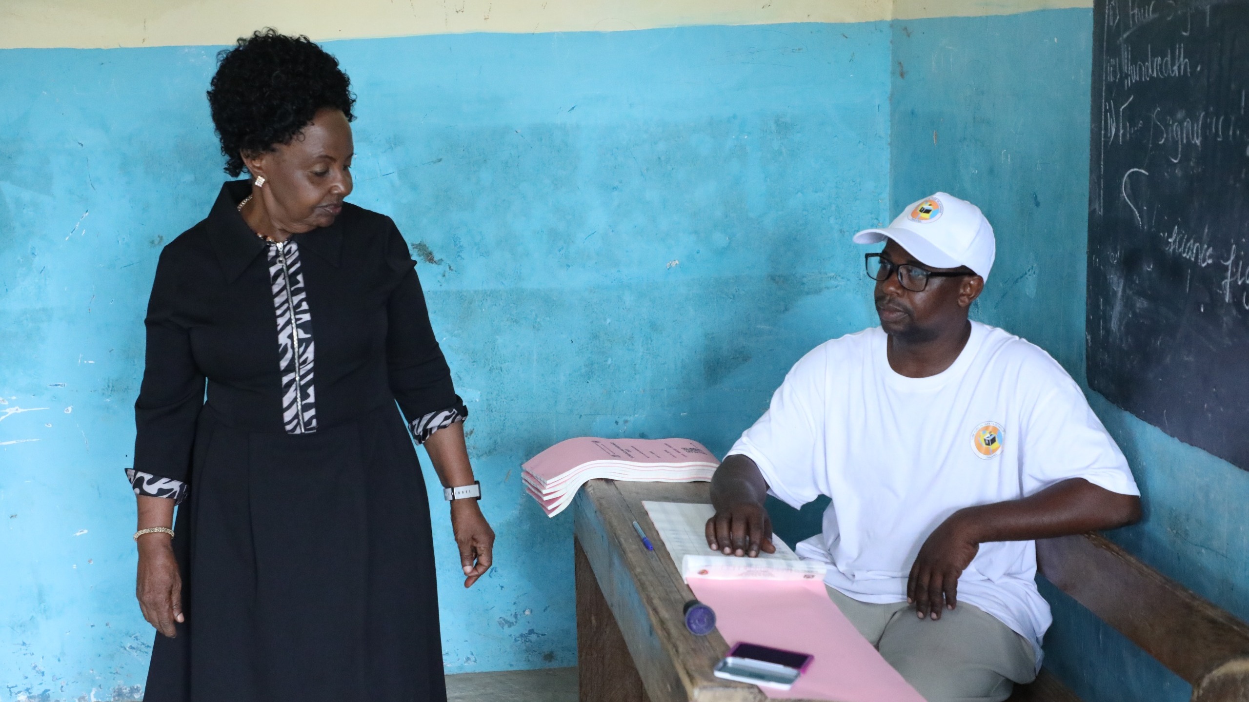 Mjumbe wa INEC, Mhe. Magdalena Rwebangira akitembelea na kushuhudia zoezi la upigaji kura katika Jimbo la Fuoni, Mkoa wa Mjini Magharibi, Tanzania Zanzibar