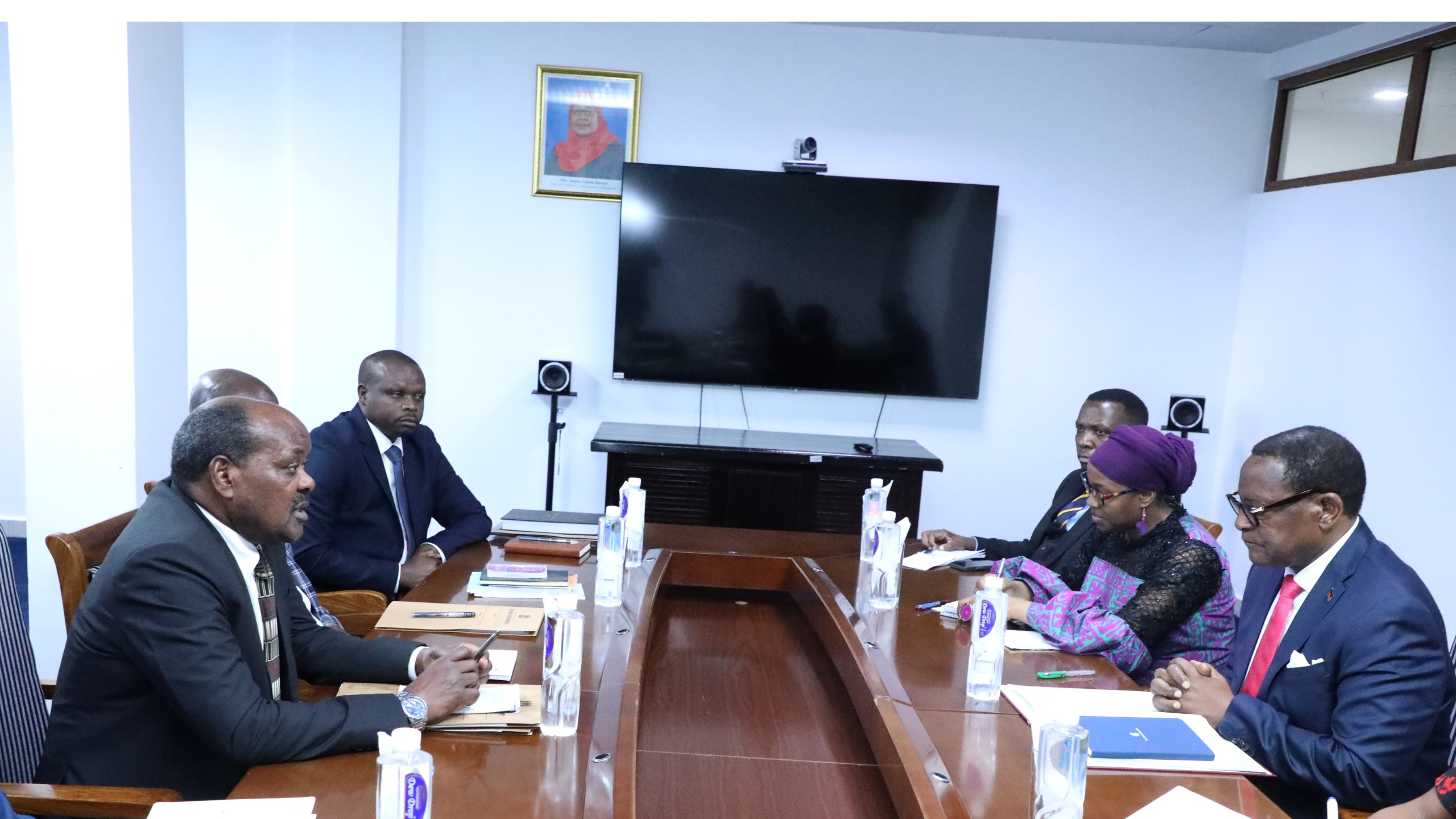 Mwenyekiti wa INEC, Mhe. Jaji wa Rufani Jacobs Mwambegele amekutana na Mjumbe Maalum wa Jumuiya ya Madola, Rais Mstaafu wa Malawi Mhe.Lazarus Chakwera, ofisi za Tume Njedengwa, Dodoma.