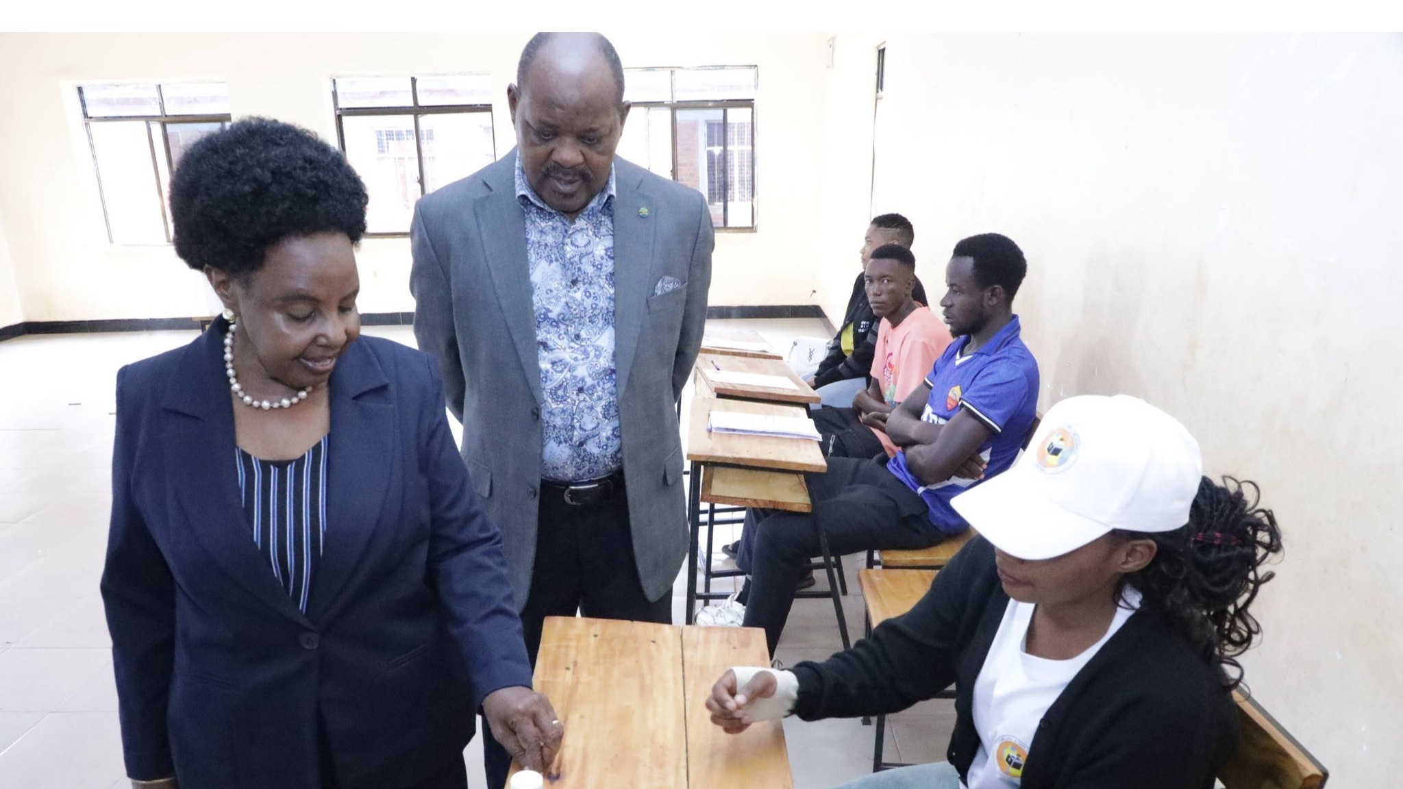 Mwenyekiti wa INEC, Mhe. Jaji wa Rufani Jacobs Mwambegele ametembelea na kushuhudia upigaji kura katika Jimbo la Peramiho lililopo Songea DC, mkoani Ruvuma.