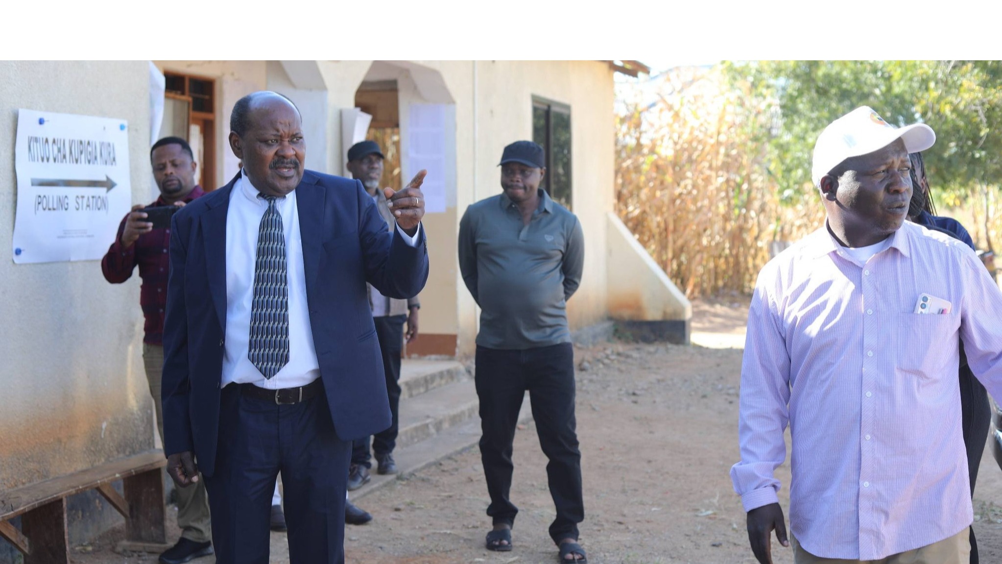 Mwenyekiti wa INEC,  Mhe. Jaji (Rufaa) Jacobs C. M. Mwambegele ametembelea na kukagua kituo cha kupigia kura cha Ofisi ya Kijiji Igingilanyi iliyopo Jimbo la Ismani Mkoa wa Iringa