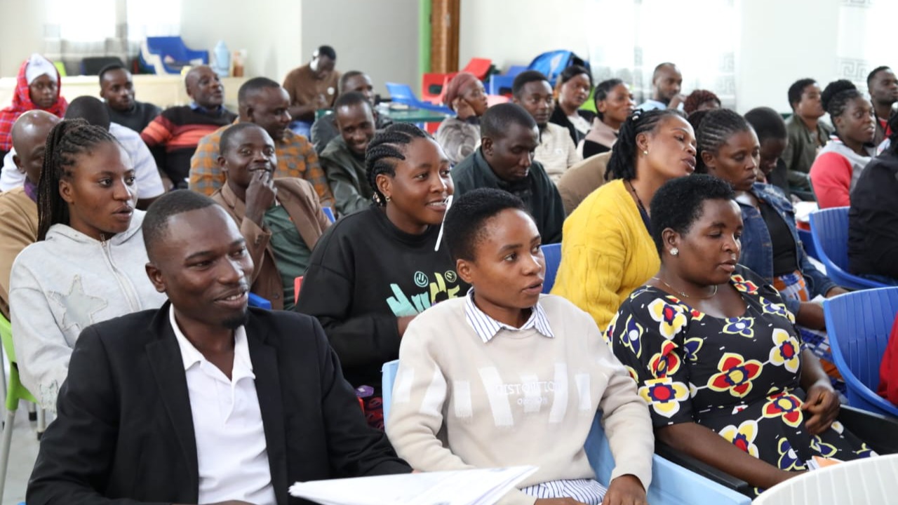 Baadhi ya washiriki wa mafunzo kwa Wasimamizi na Wasimamizi wa vituo vya kupigia kura katika Kata ya Shiwinga iliyopo Mbozi DC, Mkoani Songwe, wakifuatilia mafunzo.