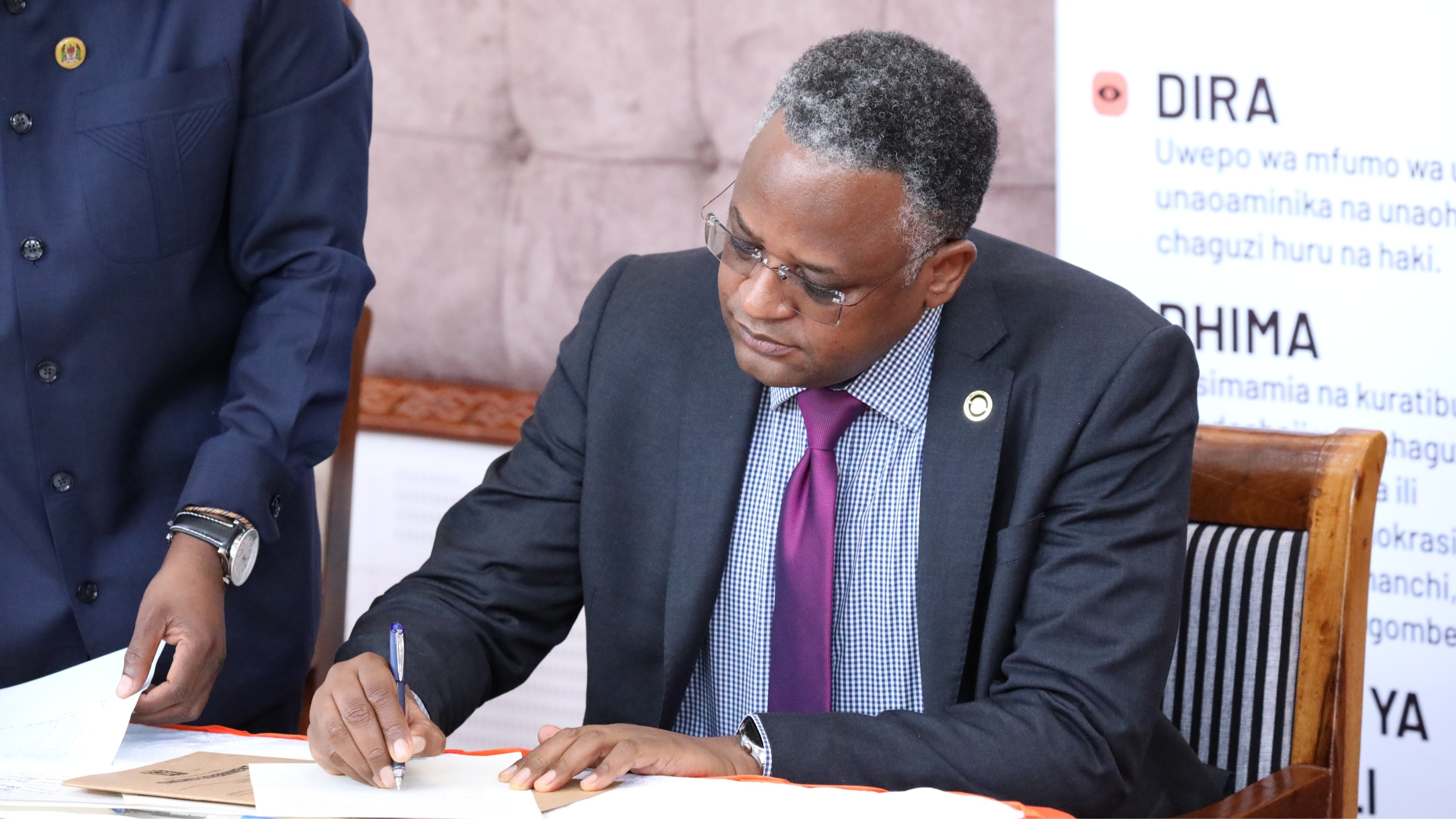 Katibu Mkuu Ofisi ya Waziri Mkuu (Sera, Bunge na Uratibu) Dkt. Jim Yonazi amesaini Kanuni za Maadili ya Uchaguzi wa Rais, Wabunge na Madiwani za mwaka 2025