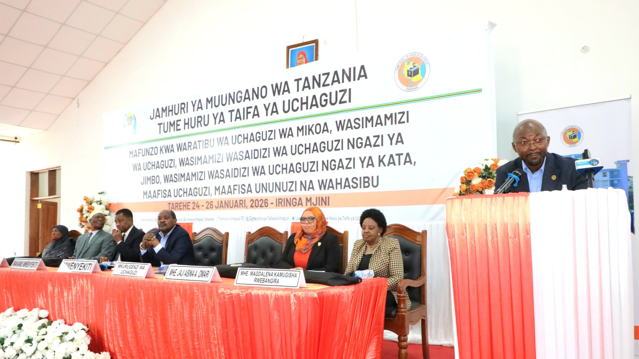 Mkurugenzi wa Uchaguzi wa INEC,  Ramadhani Kailima awatambulisha viongozi kwenye mafunzo ya watendaji wa uchaguzi kutoka halmashauri za Songea DC, mkoani Ruvuma na Mbozi DC, mkoani Songwe.