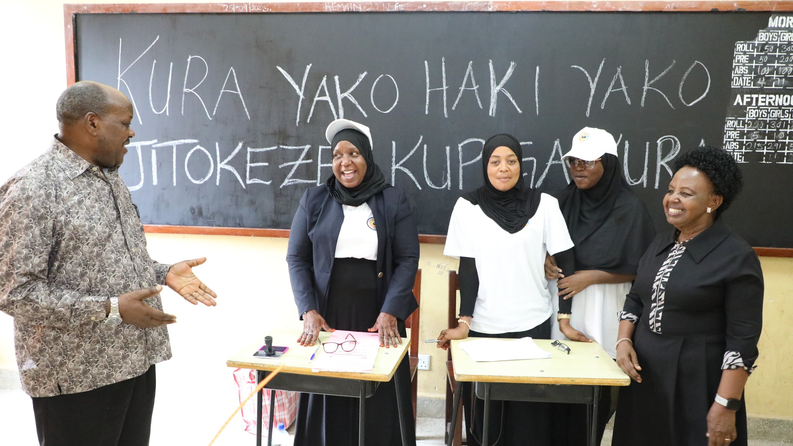 Mwenyekiti wa INEC, Jaji wa Rufaa Mhe. Jacobs Mwambegele  ametembelea na kushuhudia zoezi la upigaji kura katika Jimbo la Fuoni lililopo Mkoa wa Mjini Magharibi, Tanzania Zanzibar