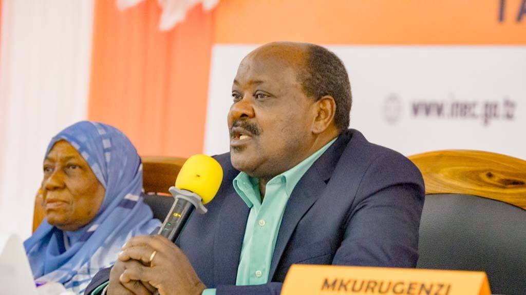 Mwenyekiti wa INEC, Mhe. Jaji wa Mahakama ya Rufaa, Jacobs Mwambegele akizungumza kwenye mafunzo ya watendaji wa Uchaguzi Mdogo wa Ubunge Jimbo la Chamwino na Udiwani Kata 11 za Tanzania Bara