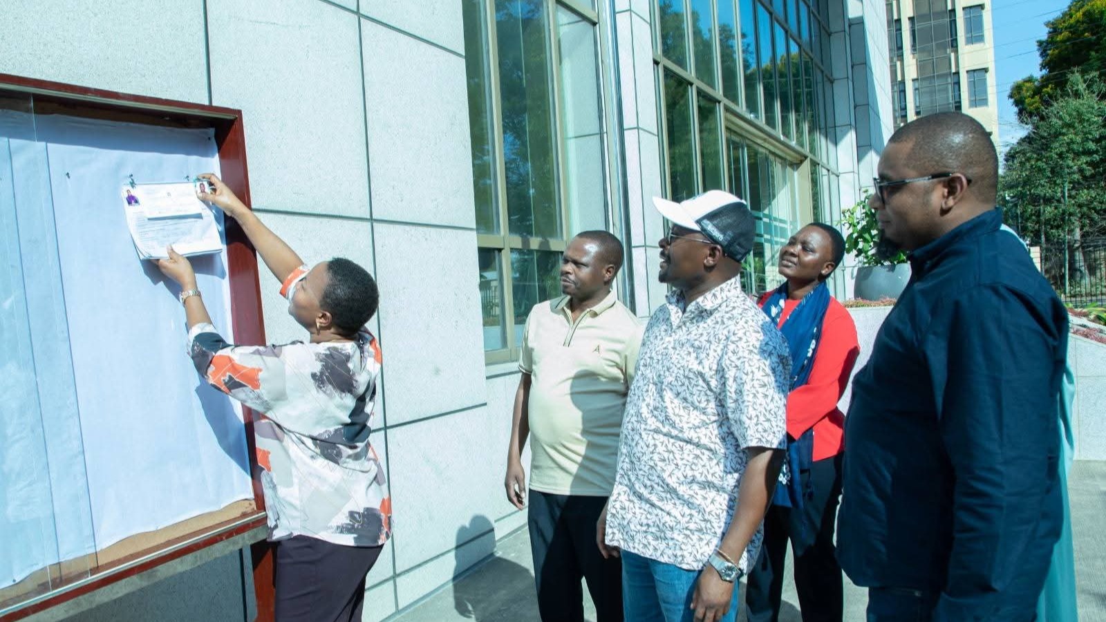 Mkurugenzi wa Uchaguzi wa INEC, Ndugu Kailima, R. K (mwenye kofia) ameongoza watumishi wa Tume kuondoa fomu za uteuzi za wagombea wa Kiti cha Rais na Makamu wa Rais kupitia ACT- WAZALENDO
