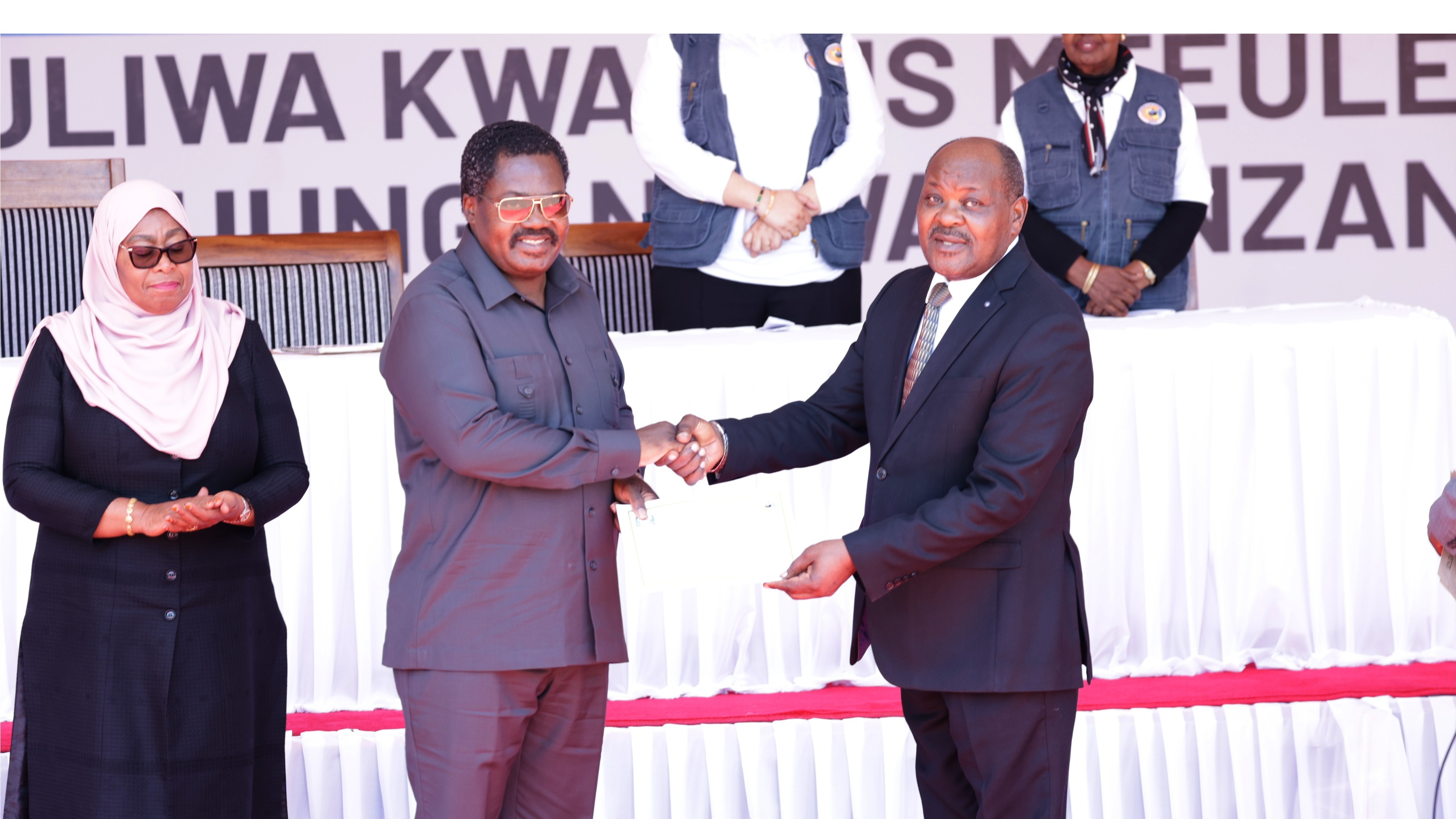 Mwenyekiti wa INEC Mhe. Jaji wa Rufani Jacobs Mwambegele amemkabidhi Dkt. Emmanuel Nchimbi Hati ya kuchaguliwa kuwa Makamu wa Rais Mteule wa Jamhuri ya Muungano wa Tanzania