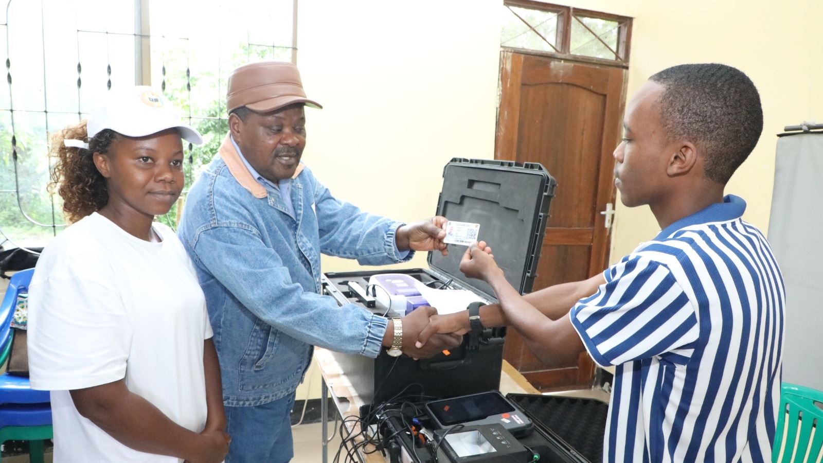 Mwenyekiti wa Tume Huru ya Taifa ya Uchaguzi, Mhe. Jaji wa Rufani Jacobs Mwambegele amekagua mwenendo wa uboreshaji wa Daftari wilayani Bagamoyo na Chalinze Mkoa wa Pwani
