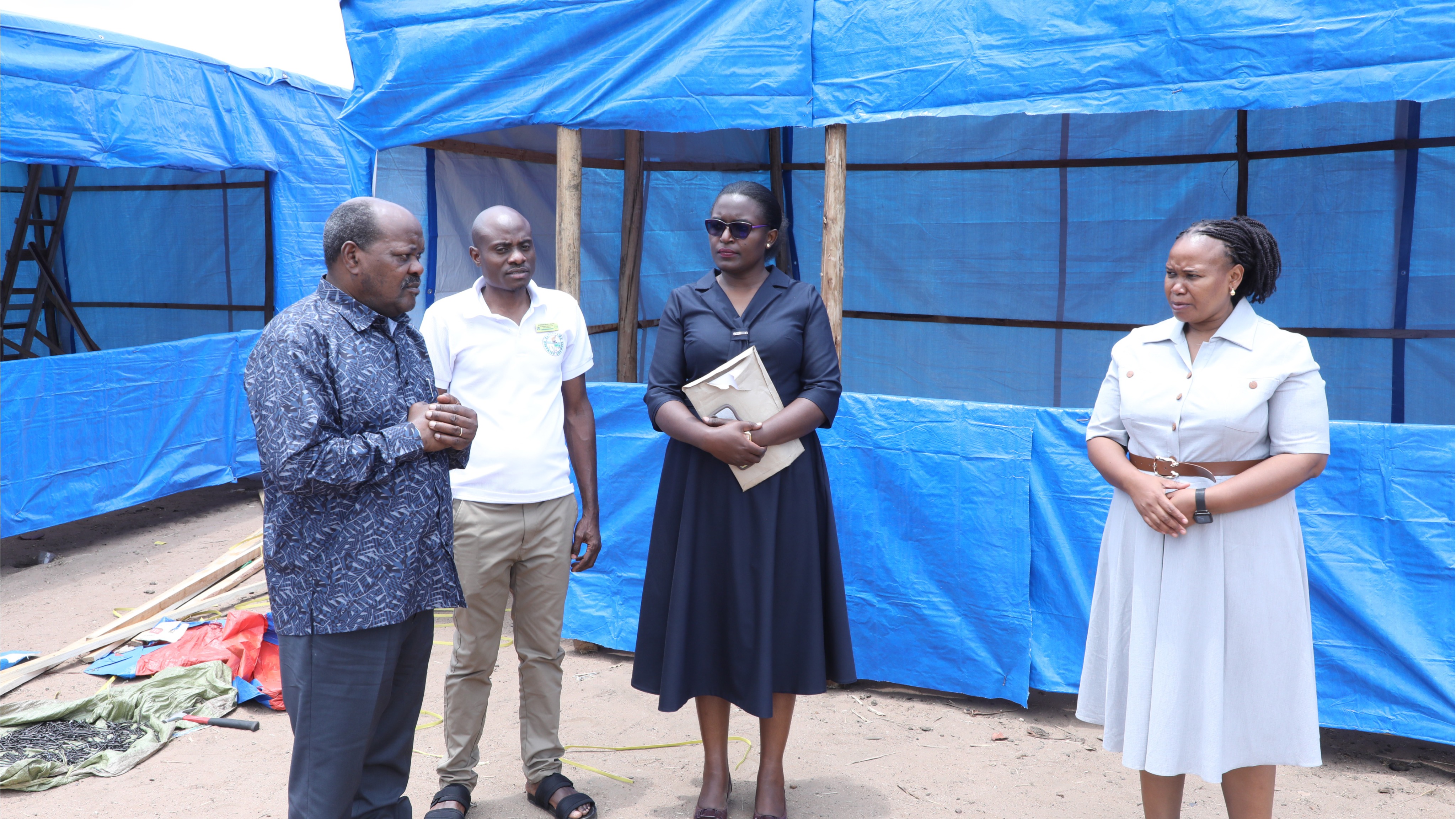 Mwenyekiti wa INEC, Mhe. Jaji wa Rufani Jacobs Mwambegele (kushoto) amekagua maandalizi ya ujenzi wa vituo 83 vya kupigia kura katika Halmashauri ya Wilaya ya Tanganyika Mkoani Katavi