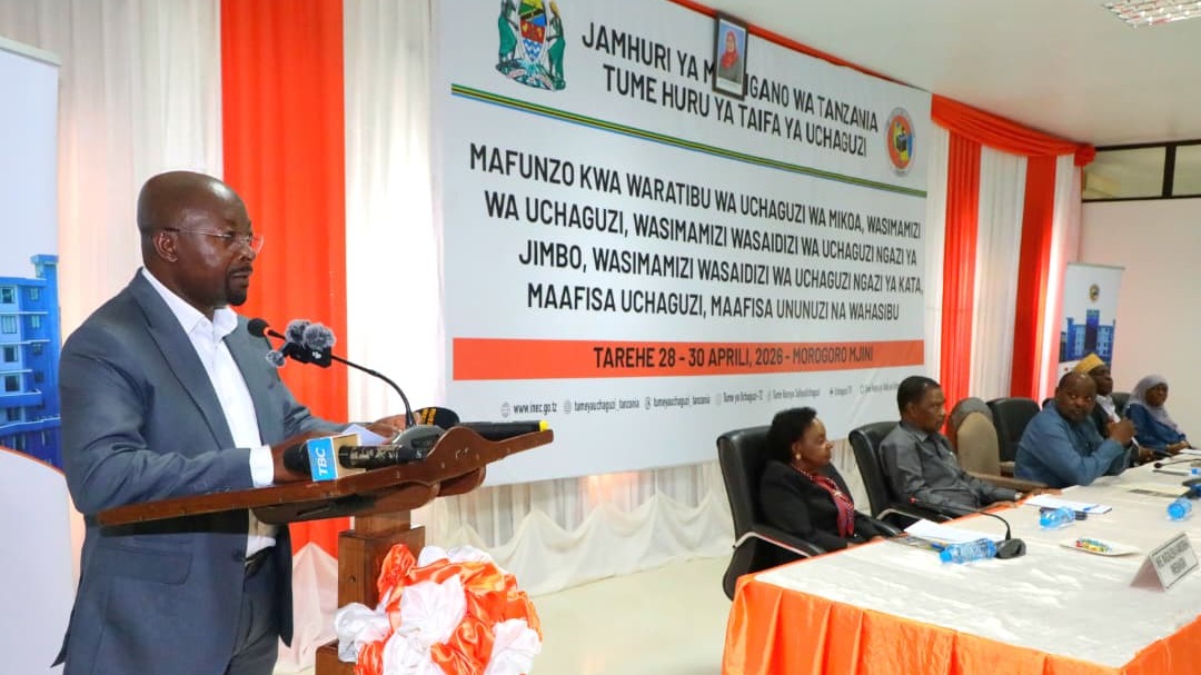 Mkurugenzi wa Uchaguzi wa Tume Huru ya Taifa ya Uchaguzi Ndug. Kailima, R.K. akizungumza kwenye mafunzo ya watendaji wa uchaguzi