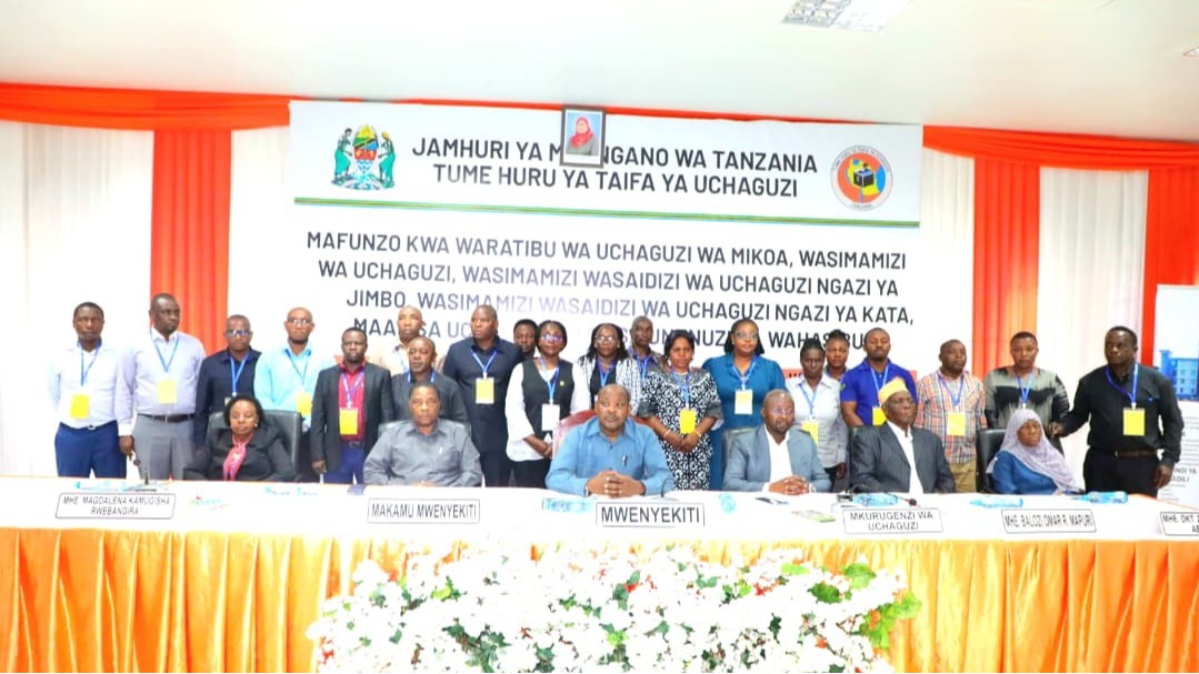 Mwenyekiti wa INEC Mhe. Jaji wa Mahakama ya Rufani Jacobs Mwambegele, akiwa kwenye picha ya pamoja na baadhi ya washiriki wa mafunzo ya watendaji wa Uchaguzi