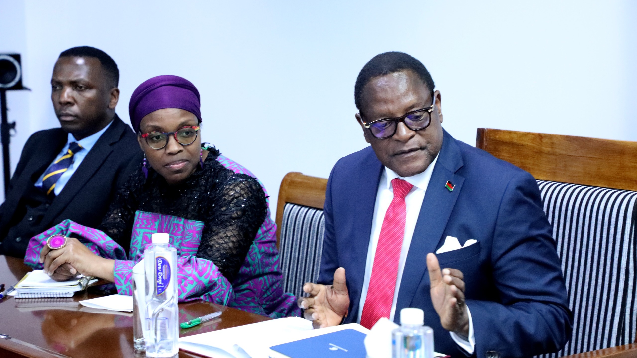 Mjumbe Maalum wa Jumuiya ya Madola, Rais Mstaafu wa Malawi Mhe.Lazarus Chakwera akizungumza na Mwenyekiti wa INEC, Mhe. Jaji wa Rufani Jacobs Mwambegele, ofisi za Tume Njedengwa, Dodoma.