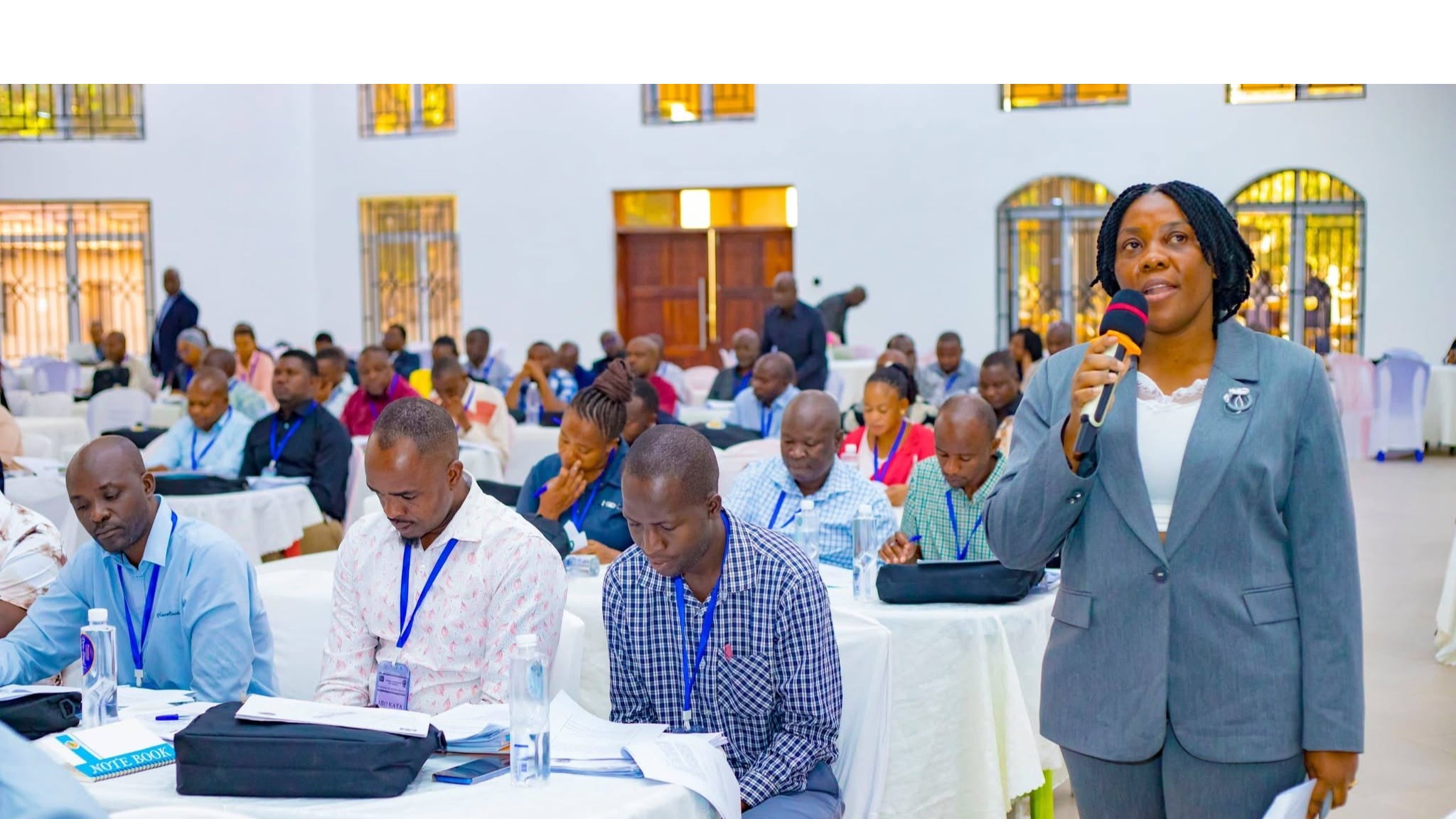 Afisa wa Tume Huru ya Taifa ya Uchaguzi Bi. Rehema Wambura akiwasilisha mada wakati wa mafuzo kwa watendaji wa Uchaguzi Mdogo wa Ubunge Jimbo la Chamwino na Kata 11 za Tanzania Bara