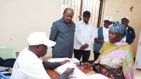 Mwenyekiti wa INEC Jaji wa Rufaa Mhe. Jacobs Mwambegele ametembelea vituo vya kupigia kura kuangalia mwenendo wa Uchaguzi Mdogo wa Ubunge katika Jimbo la Ismani