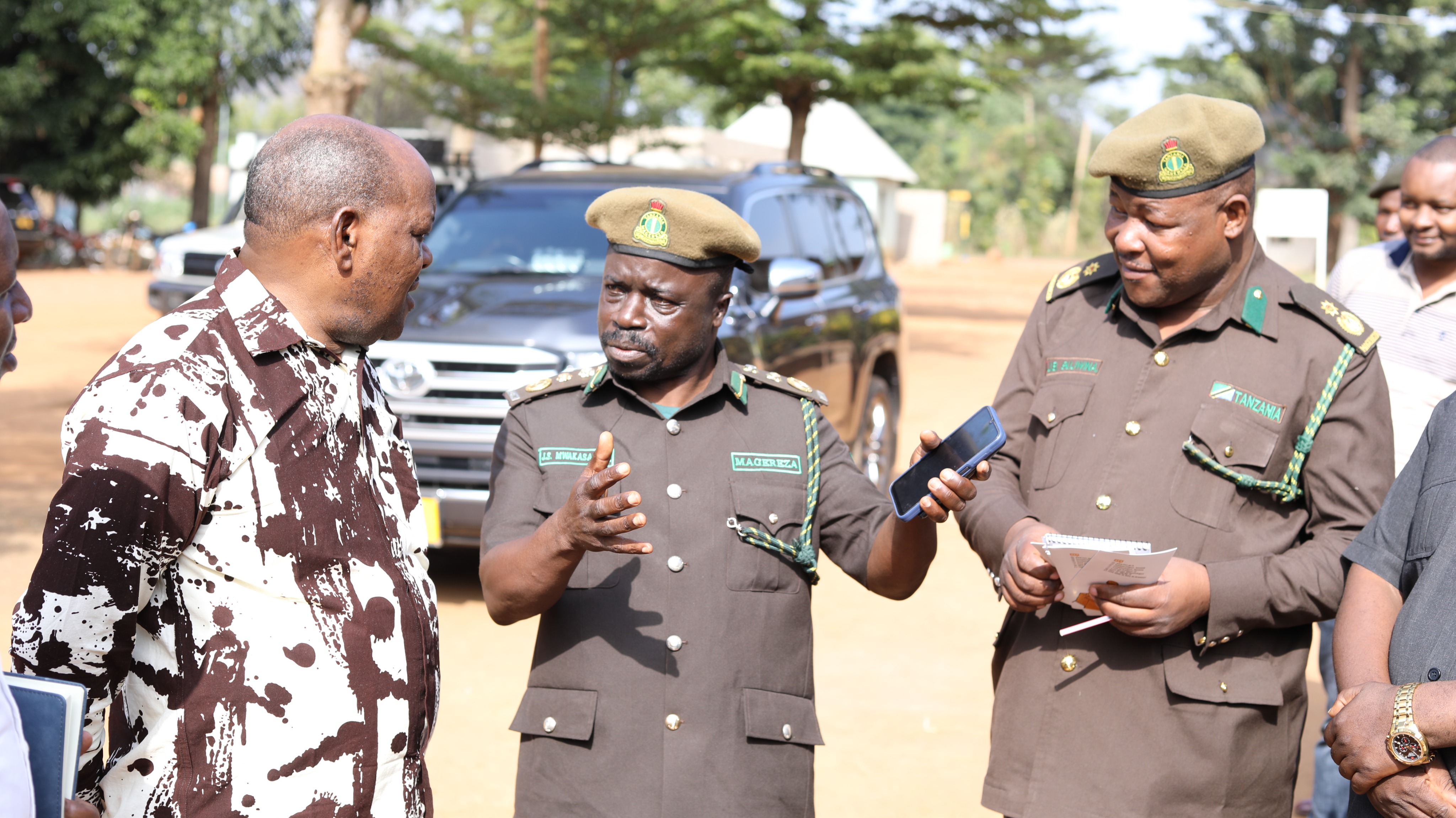 Mwenyekiti wa INEC, Mhe. Jaji wa Rufani Jacobs Mwambegele akizungumza na Mkuu wa Magereza Mkoa wa Geita, ACP. Jonam Mwakasagule (katikati) na Mkuu wa Gereza la Geita, SSP. Jovin Bujwina.