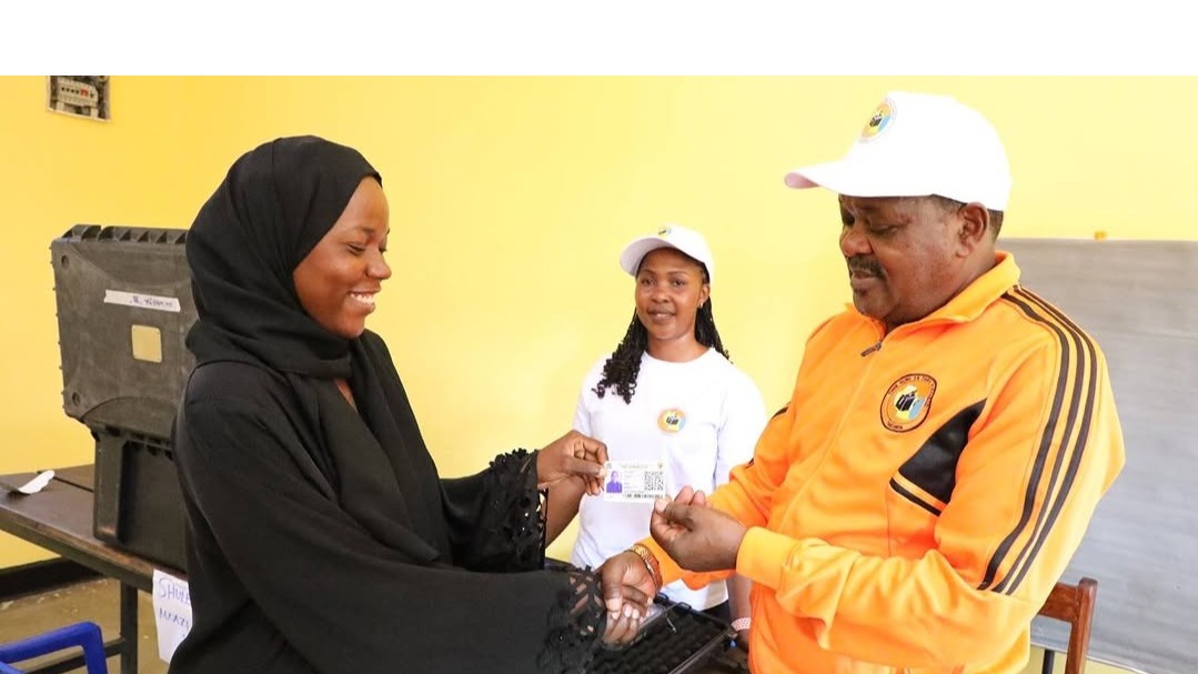 Mwenyekiti wa Tume Huru ya Taifa ya Uchaguzi, Mhe. Jaji wa Rufani Jacobs Mwambegele ametembelea vituo vya kuandikisha wapiga kura siku ya kwanza ya uboreshaji wa Daftari Mkoa wa Dar es Salaam