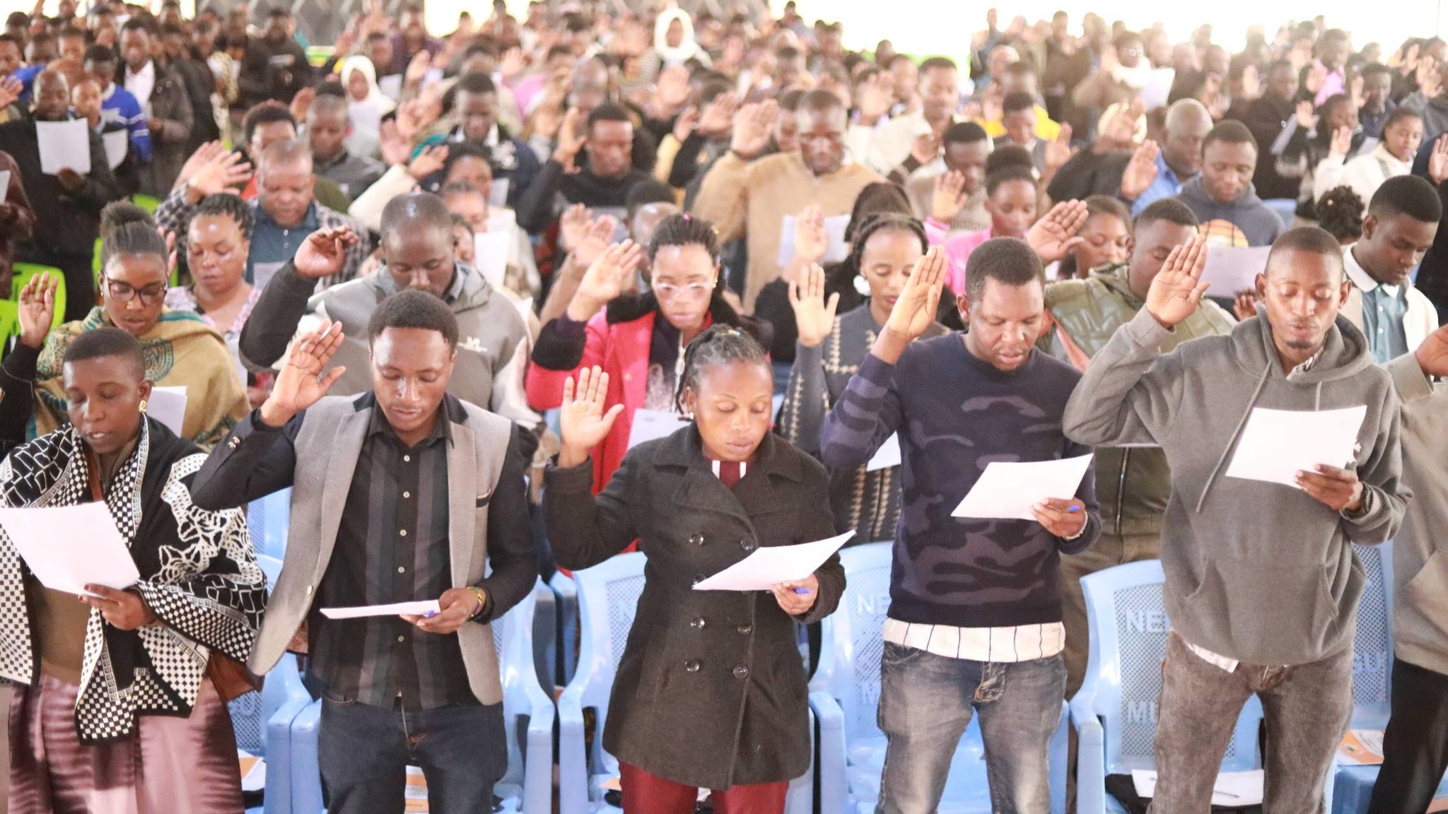 Wasimamizi na Wasimamizi Wasaidizi wa vituo vya kupigia kura wa Jimbo la Ismani wakila kiapo kabla ya kuanza mafunzo yaliyofanyika Ifunda, Halmashauri ya Wilaya ya Iringa Mkoa wa Iringa
