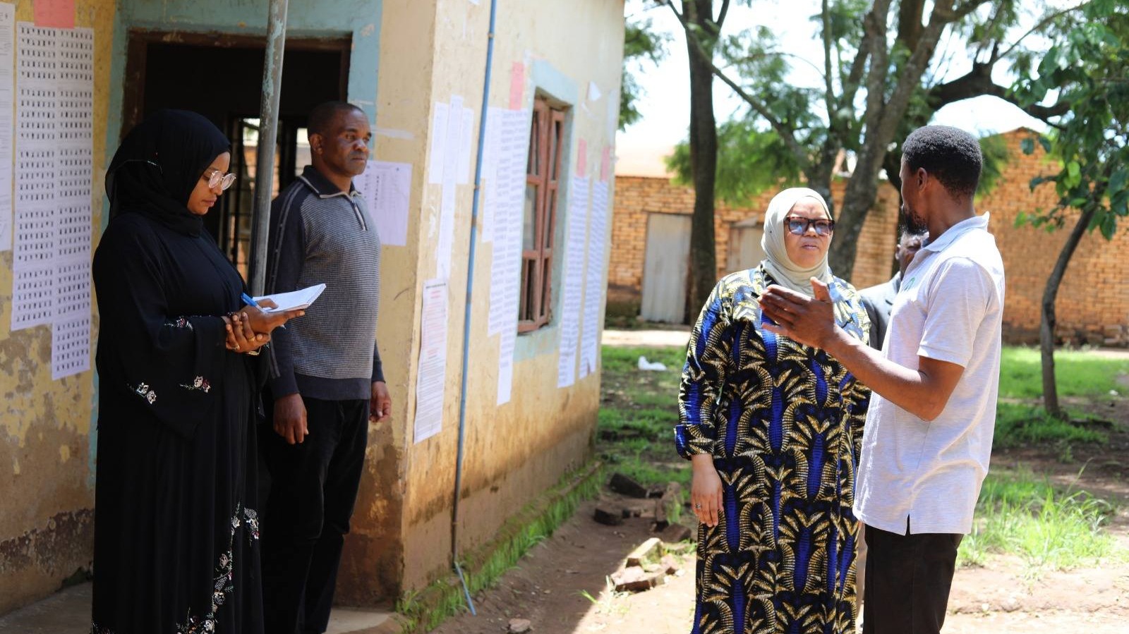 Mjumbe wa INEC, Jaji wa Mahakama Kuu, Mhe. Asina Omari akisikiliza maelezo ya Msimamizi Masaidizi wa Uchaguzi Kata ya Shiwinga kuhusu maandalizi ya Uchaguzi mdogo wa Udiwani wa kata hiyo.