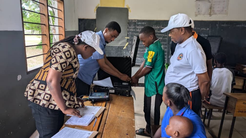 Makamu Mwenyekiti wa Tume Huru ya Taifa ya Uchaguzi, Mhe Jaji wa Rufani (Mst) Mbarouk Salum Mbarouk ametembelea vituo vya kuandikisha wapiga kura katika Halmashauri ya Manispaa ya Kinondoni