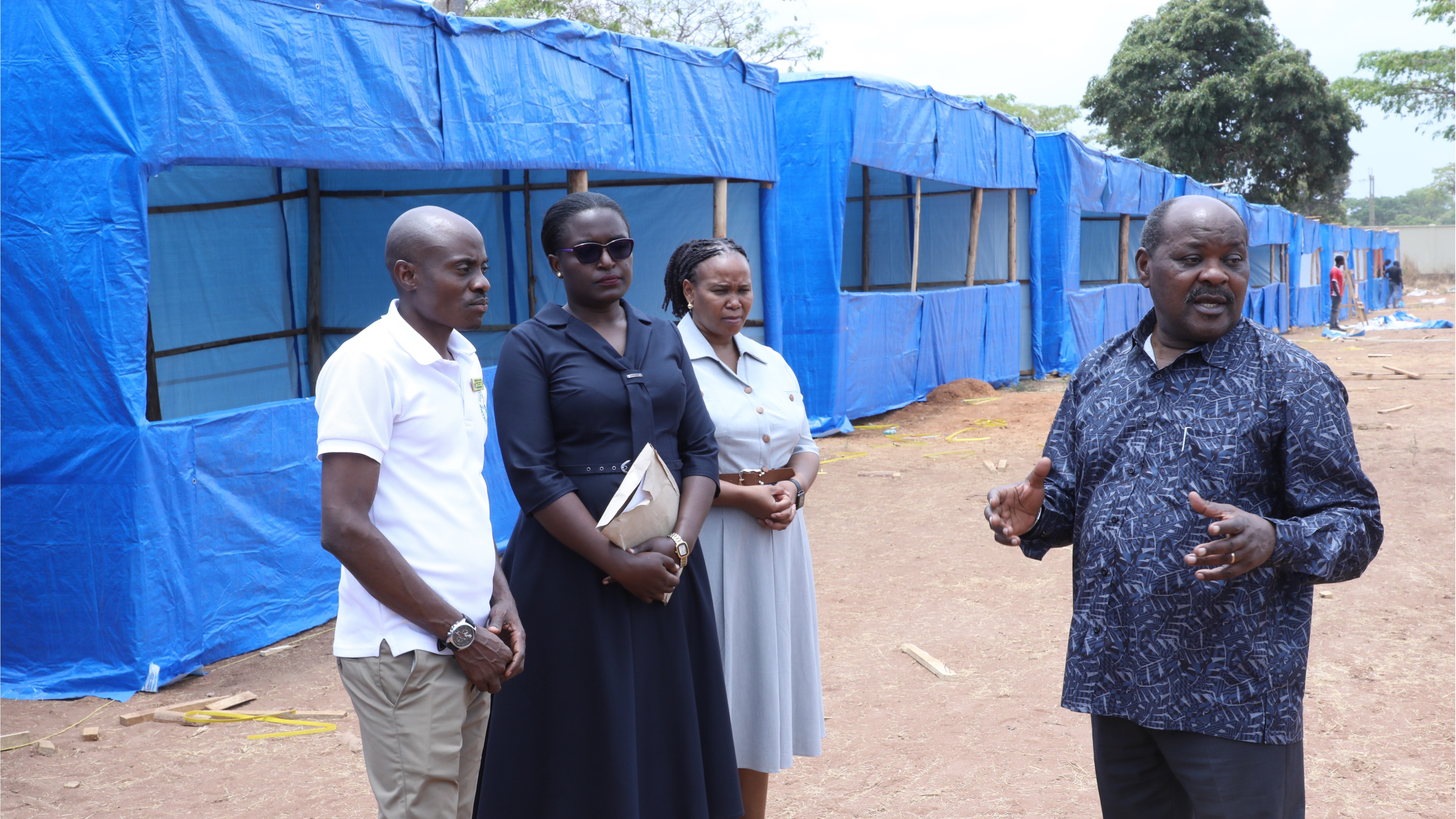 Mwenyekiti wa INEC, Mhe. Jaji wa Rufani Jacobs Mwambegele (kulia) amekagua maandalizi ya ujenzi wa vituo 83 vya kupigia kura katika Halmashauri ya Wilaya ya Tanganyika Mkoani Katavi