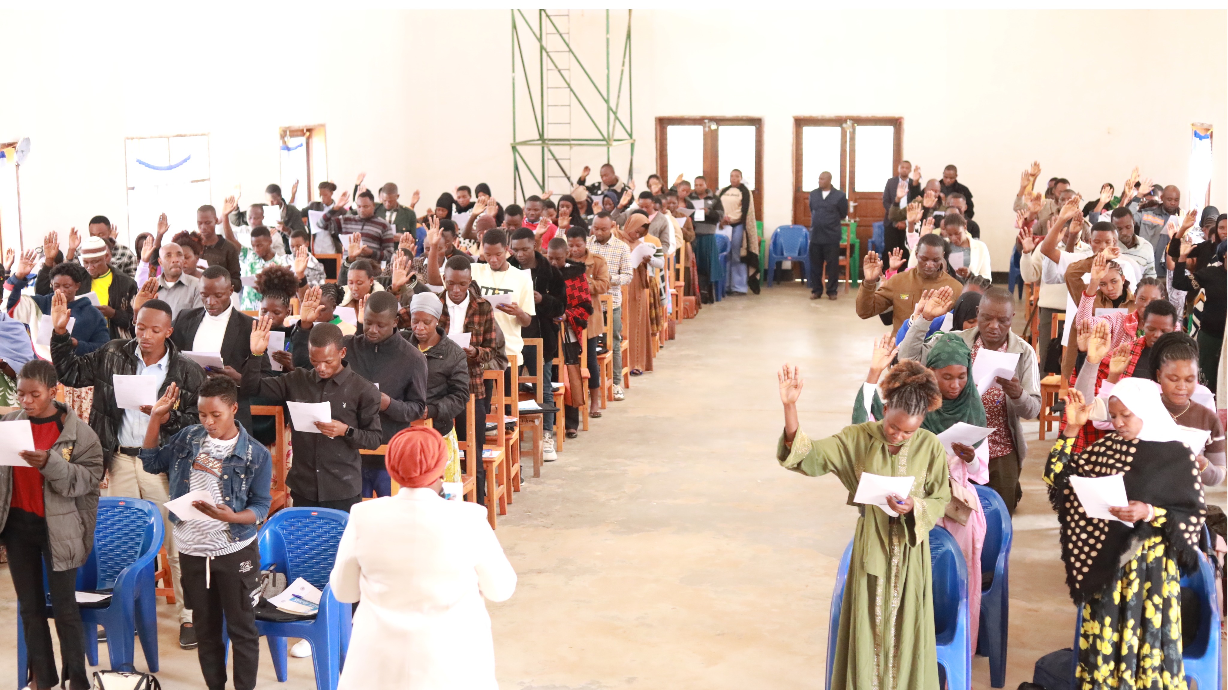 Msimamizi wa Uchaguzi wa Jimbo la Ismani, Mkoani Iringa Ndg. Caroline Otieno amewaapisha Makarani Waongozaji Wapiga Kura kabla ya kuanza mafunzo kwa watendaji hao wa vituo vya kupigia kura