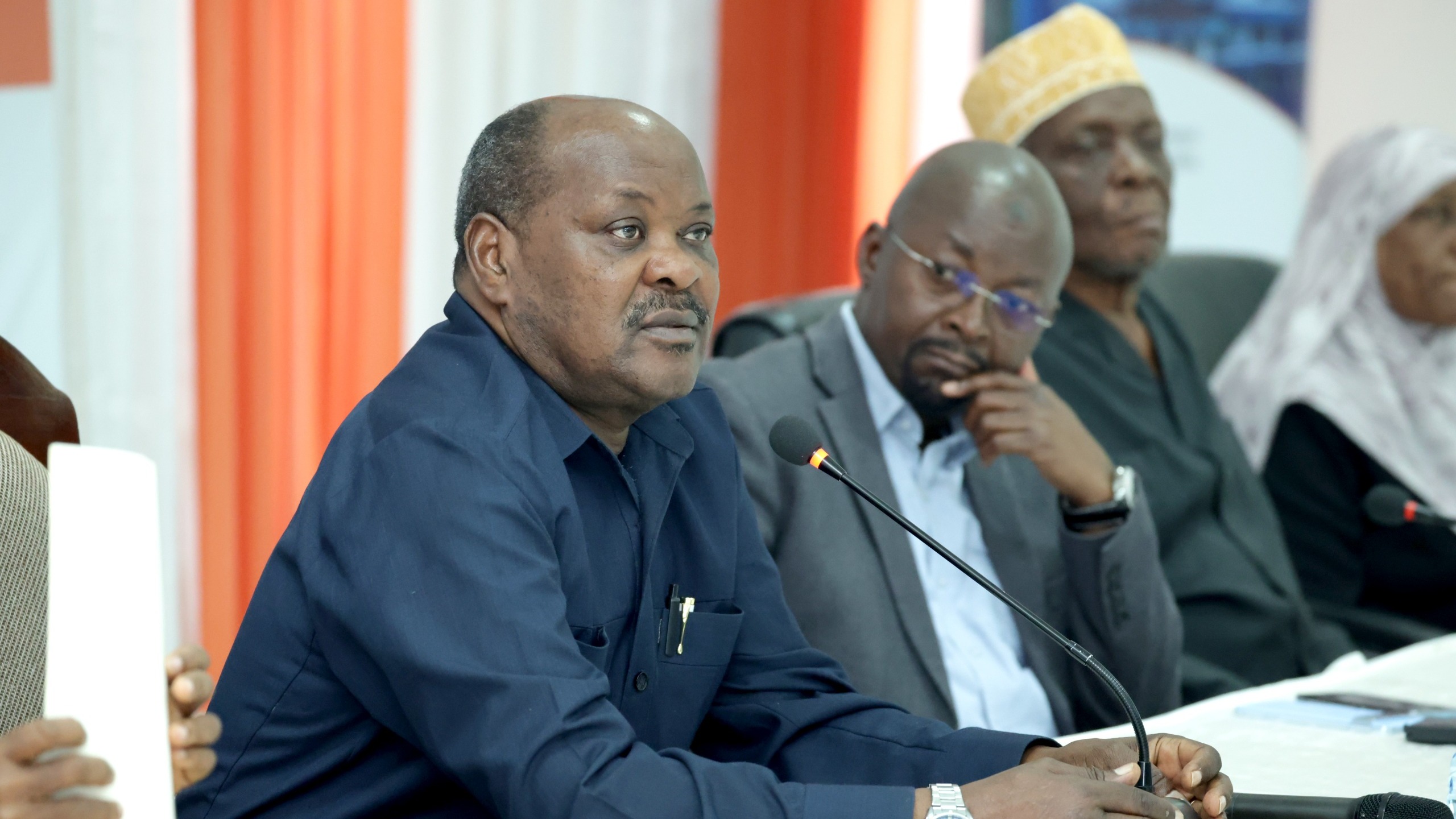 Mwenyekiti wa INEC, Mhe. Jaji wa Rufani Jacobs Mwambegele, akiwa meza kuu akifuatilia hotuba ya kufunga mafunzo kwa watendaji wa uchaguzi Mkoani Morogoro