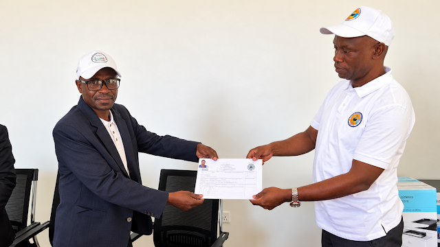 Msimamizi wa Uchaguzi wa Jimbo la Chamwino, Ndugu. Godfrey Mnyamale   (kulia) akimkabidhi fomu za uteuzi Ndugu. Exsavery Adriano Mapunda (A.A.F.P).