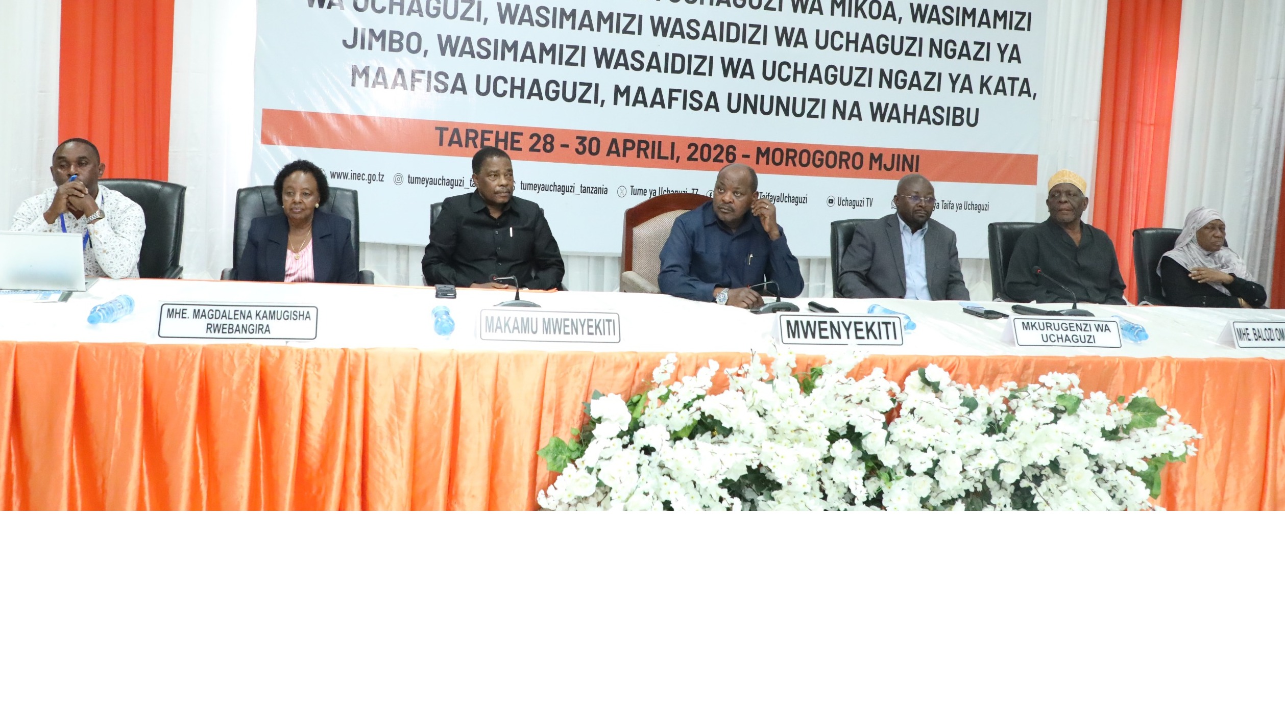 Mwenyekiti wa INEC, Mhe. Jaji wa Rufani Jacobs Mwambegele (katikati), akiwa meza kuu na wajumbe wa Tume, Katibu wa Tume na Mwenyekiti wa mafunzo kwa Watendaji wa Uchaguzi