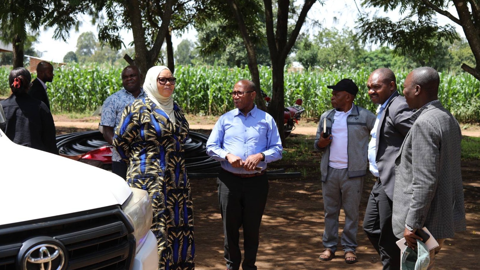 Mjumbe wa INEC, Jaji wa Mahakama Kuu, Mhe. Asina Omari akiagana na watendaji wa uchaguzi baada ya kutembelea na kukagua maandalizi ya Uchaguzi mdogo wa Udiwani wa Kata ya Shiwinga.