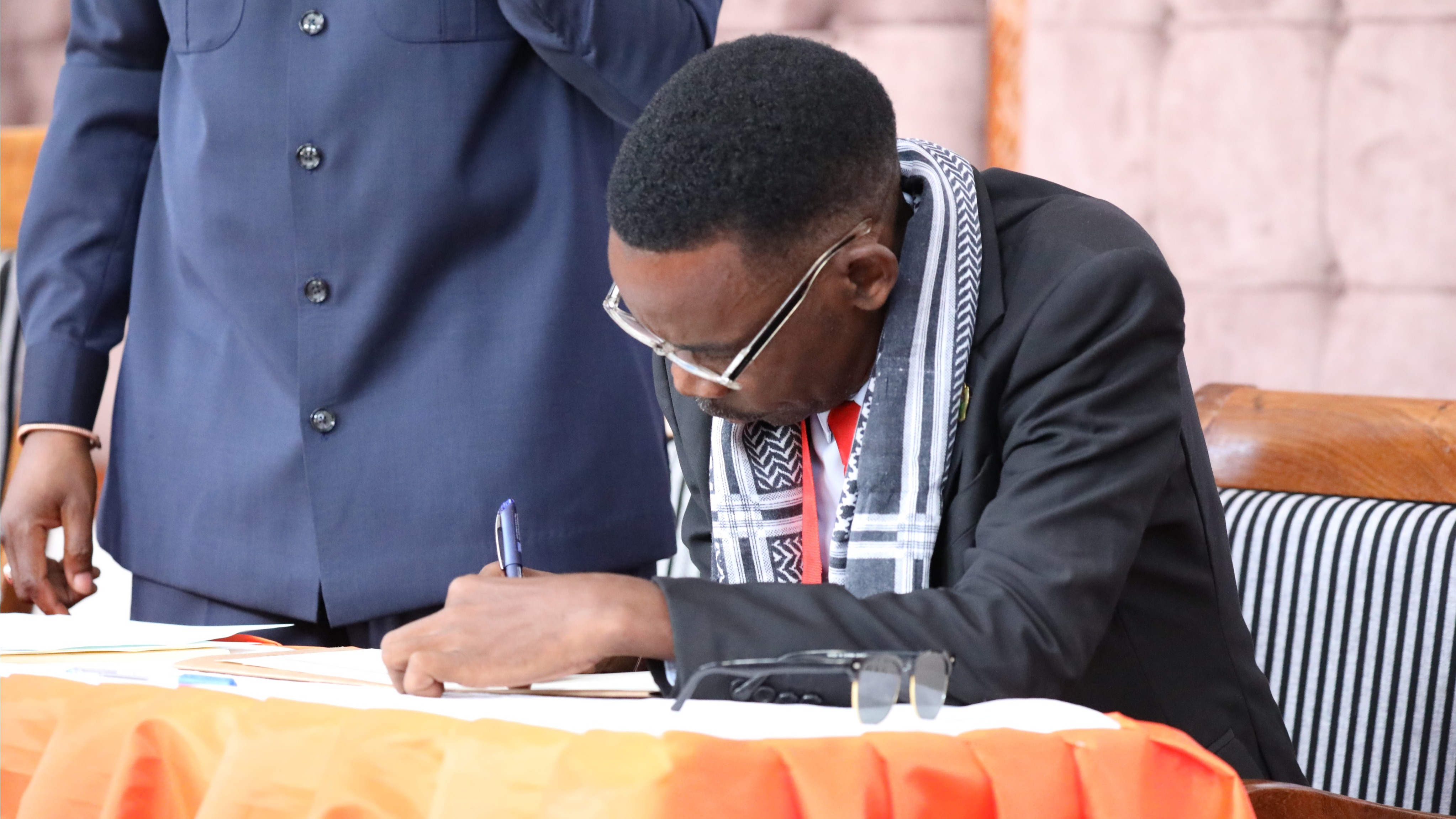 Katibu Mkuu wa Chama cha AAFP Ndugu Rashidi Rai amesaini Kanuni za Maadili ya Uchaguzi wa Rais , Wabunge na Madiwani za Mwaka 2025