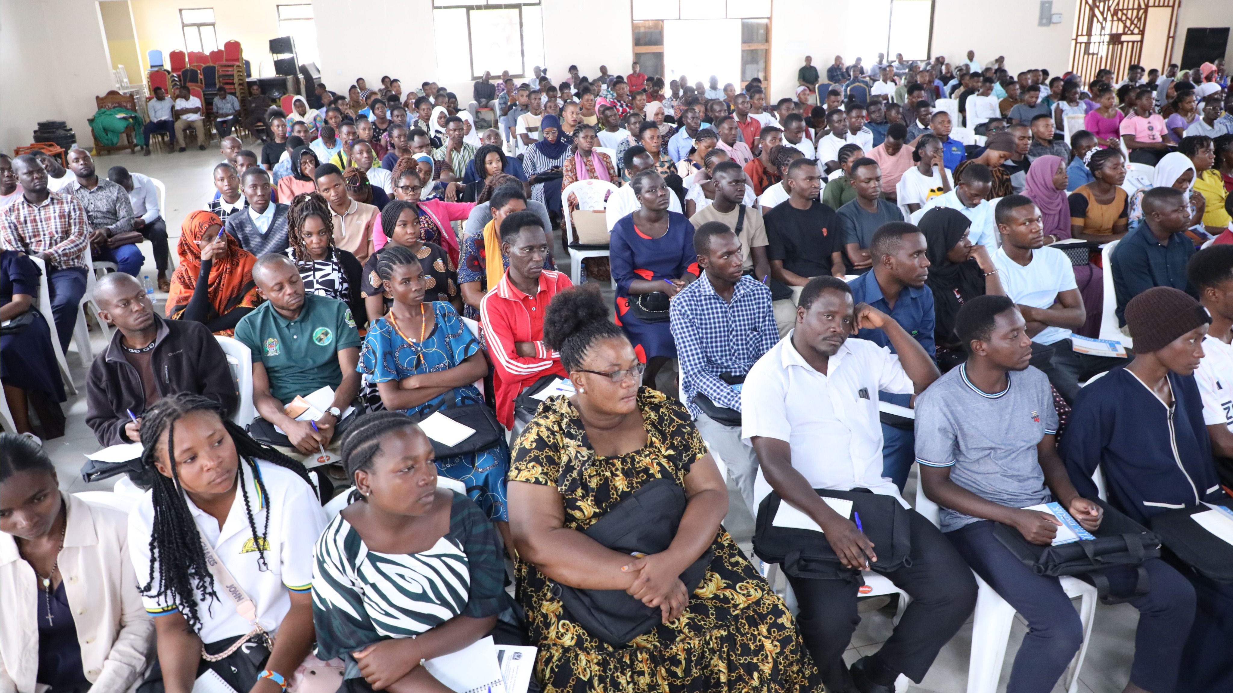 Baadhi ya washiriki wa mafunzo kwa Makarani Waongozaji wapiga Kura kwa Jimbo la Mpanda Mkoani Katavi wakifuatilia hotuba ya Mwenyekiti