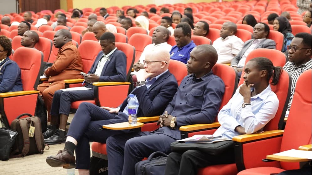 Baadhi ya Waangalizi wa Uchaguzi waliopata kibali cha kuangalia Uchaguzi wa Rais, Wabunge na Madiwani wa Mwaka 2025 wakifuatilia kikao kilichoandaliwa na Tume Huru ya Taifa ya Uchaguzi.