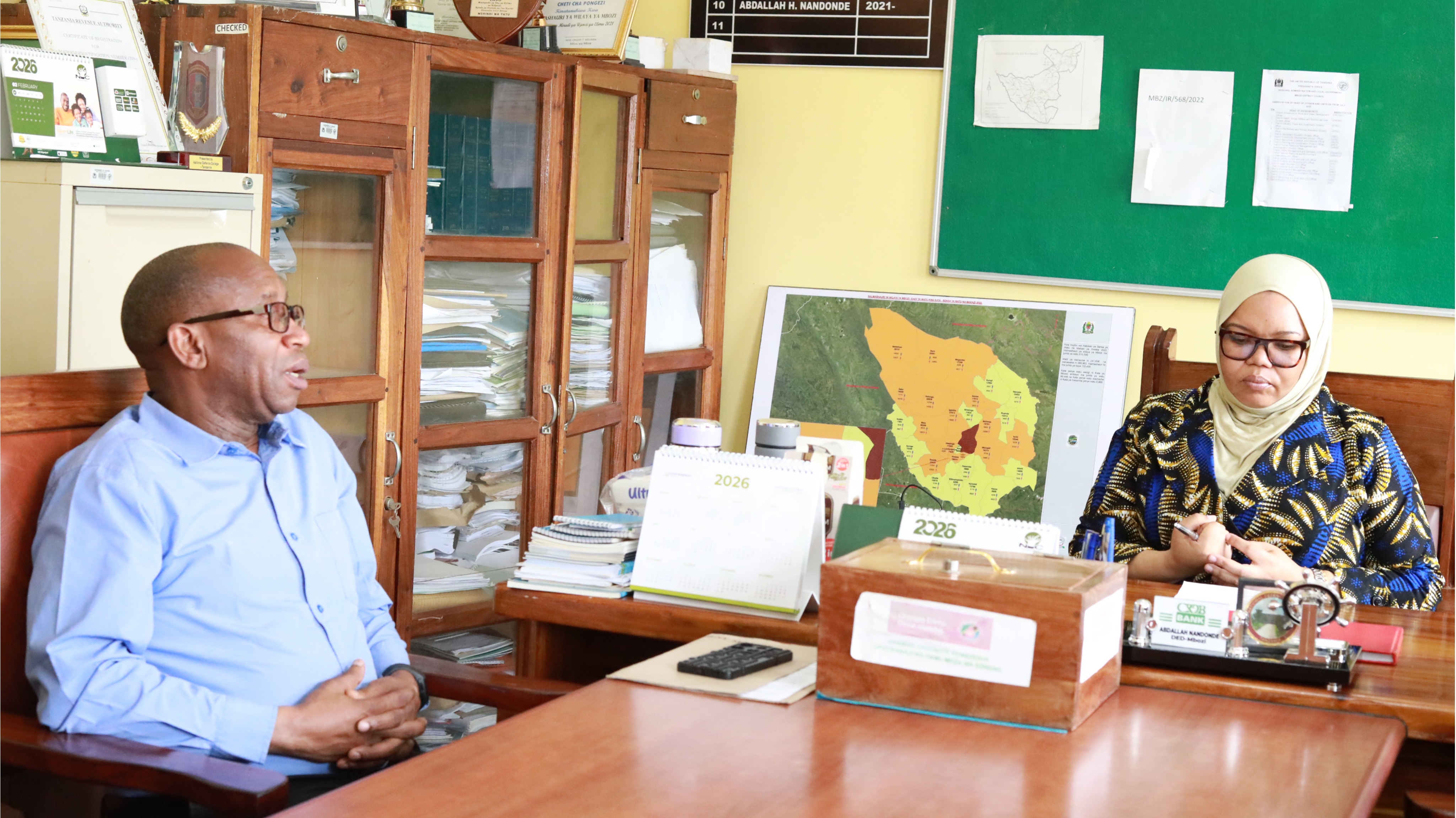 Mjumbe wa INEC, Jaji wa Mahakama Kuu, Mhe. Asina Omari akipokea taarifa ya maandalizi ya Uchaguzi mdogo wa Udiwani Kata ya Shiwinga, Halmashauri ya Wilaya ya Mbozi, Mkoani Songwe