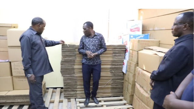 Mwenyekiti wa Tume Huru ya Taifa ya Uchaguzi, Mhe. Jaji wa Rufani Jacobs Mwambegele akiangalia sehemu ya vifaa vya uchagzi vilivyopokelewa katika Jimbo la Mafinga Mjini.
