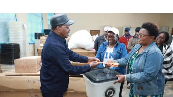 Mwenyekiti wa INEC, Jaji wa Rufaa Mhe. Jacobs Mwambegele amekagua na kugawa vifaa vya uchaguzi kwa Wasimamizi na Wasimamizi Wasaidizi wa Vituo vya kupigia kura katika Jimbo la Ismani