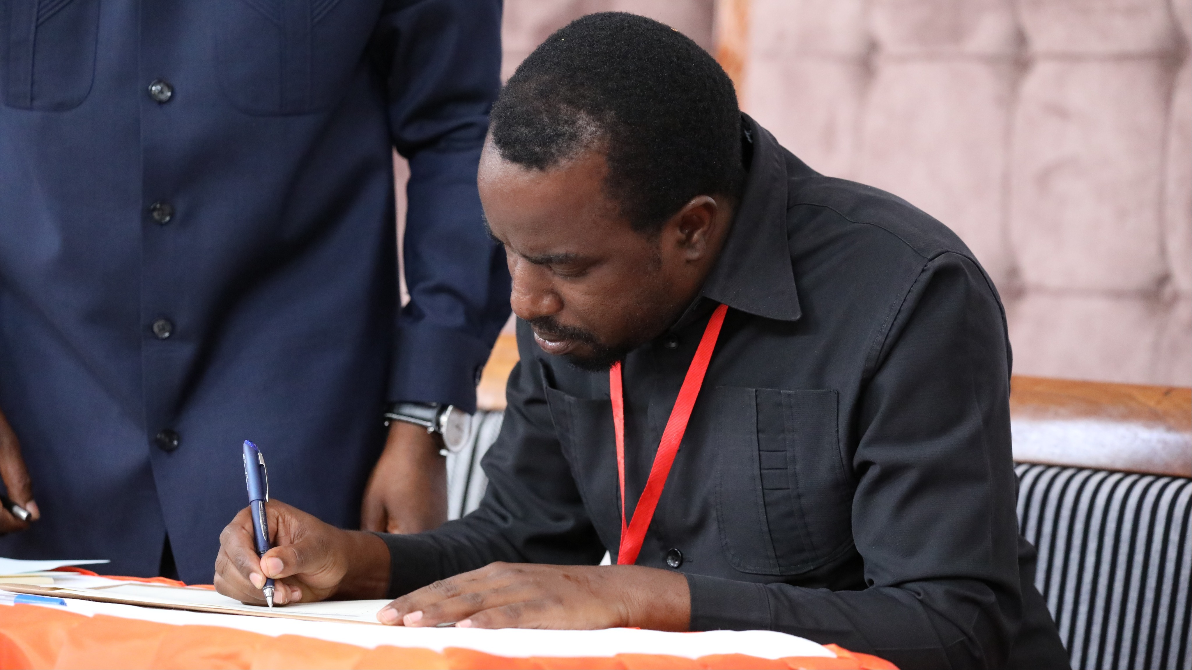 Katibu Mkuu wa ACT-Wazalendo Ndg. Ado Shaibu amesaini Kanuni za Maadili ya Uchaguzi wa Rais, Wabunge na Madiwani za Mwaka 2025