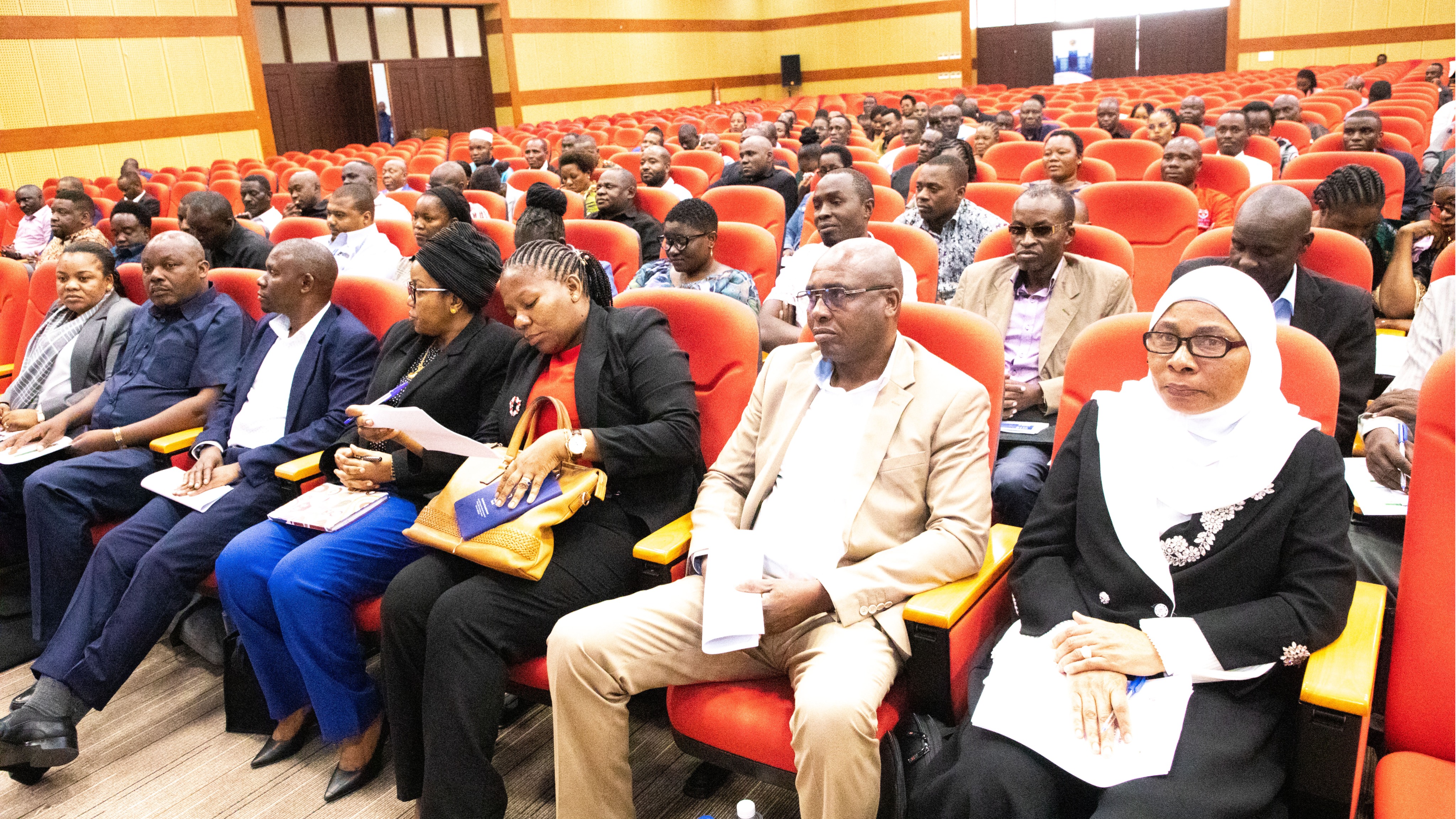 Baadhi ya wakuu wa idara, vitengo na wakurugenzi wasaidizi wa idara za Tume Huru ya Taifa ya Uchaguzi kwenye kikao kazi cha Tume na taasisi na asasi hizo kilichofanyika Mkoani Dodoma.
