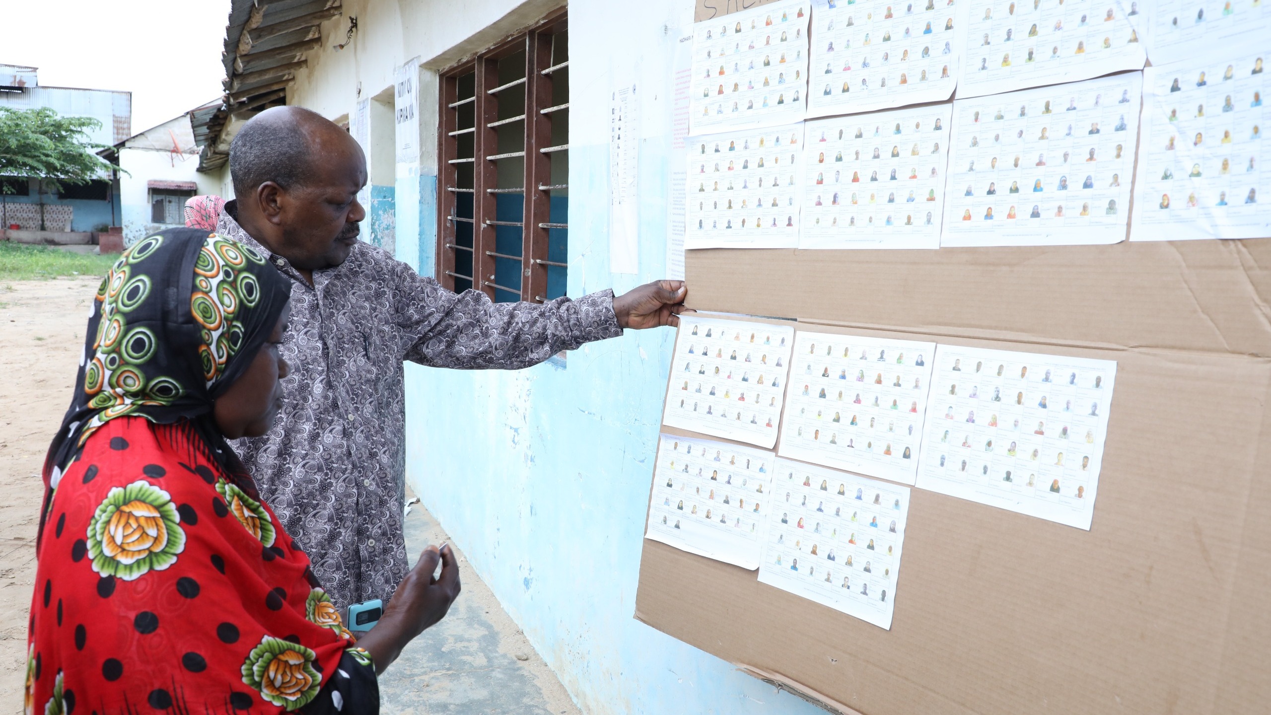 Mwenyekiti wa INEC, Jaji wa Rufaa Mhe. Jacobs Mwambegele  akiangalia orodha ya wapiga kura wakati wa zoezi la upigaji kura katika Jimbo la Fuoni, Mkoa wa Mjini Magharibi, Tanzania Zanzibar
