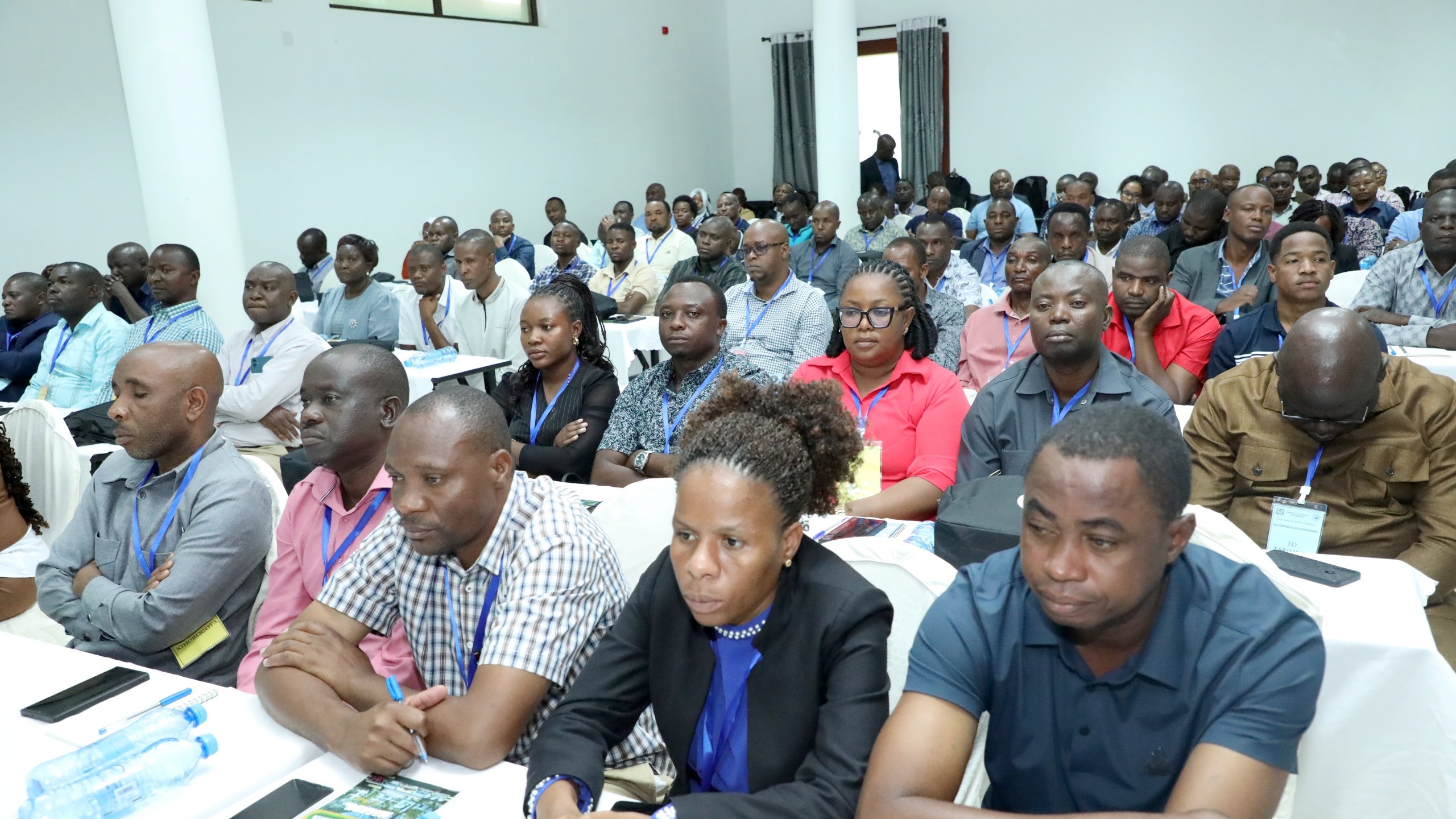 Baadhi ya washiriki wa Mafunzo kwa Watendaji wa Uchaguzi wakifuatilia hotuba ya kufunga mafunzo hayo ya siku tatu yaliyofanyika Mkoani Morogoro