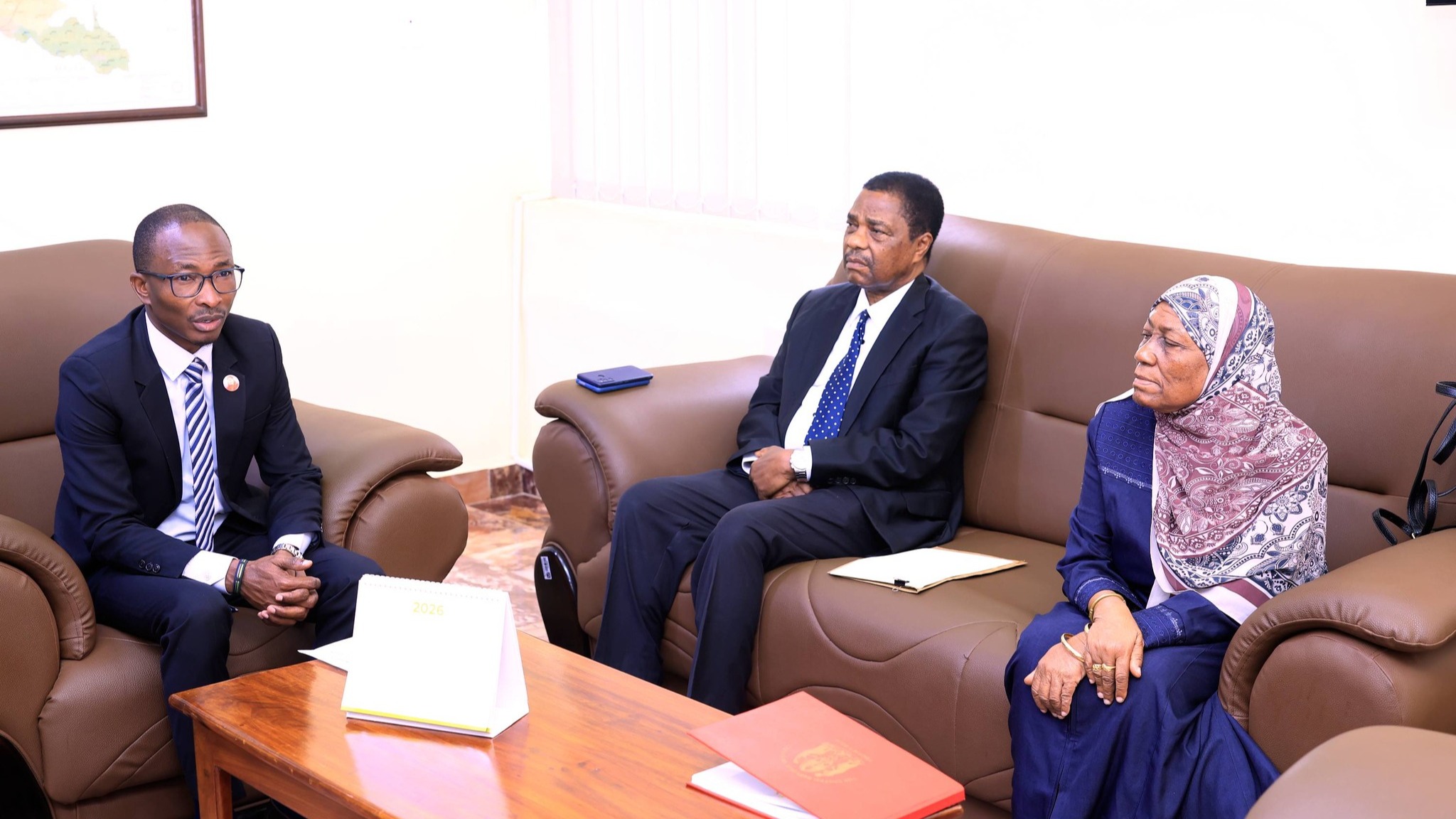 Makamu Mwenyekiti wa INEC, Mhe. Jaji wa Rufani (Mst) Mbarouk Salim Mbarouk na Mjumbe wa Tume, Mhe. Dkt. Zakia Mohamed Abubakar wamemtembelea  Mkuu wa Mkoa wa Songwe, Mhe. Jabiri Omari Makame