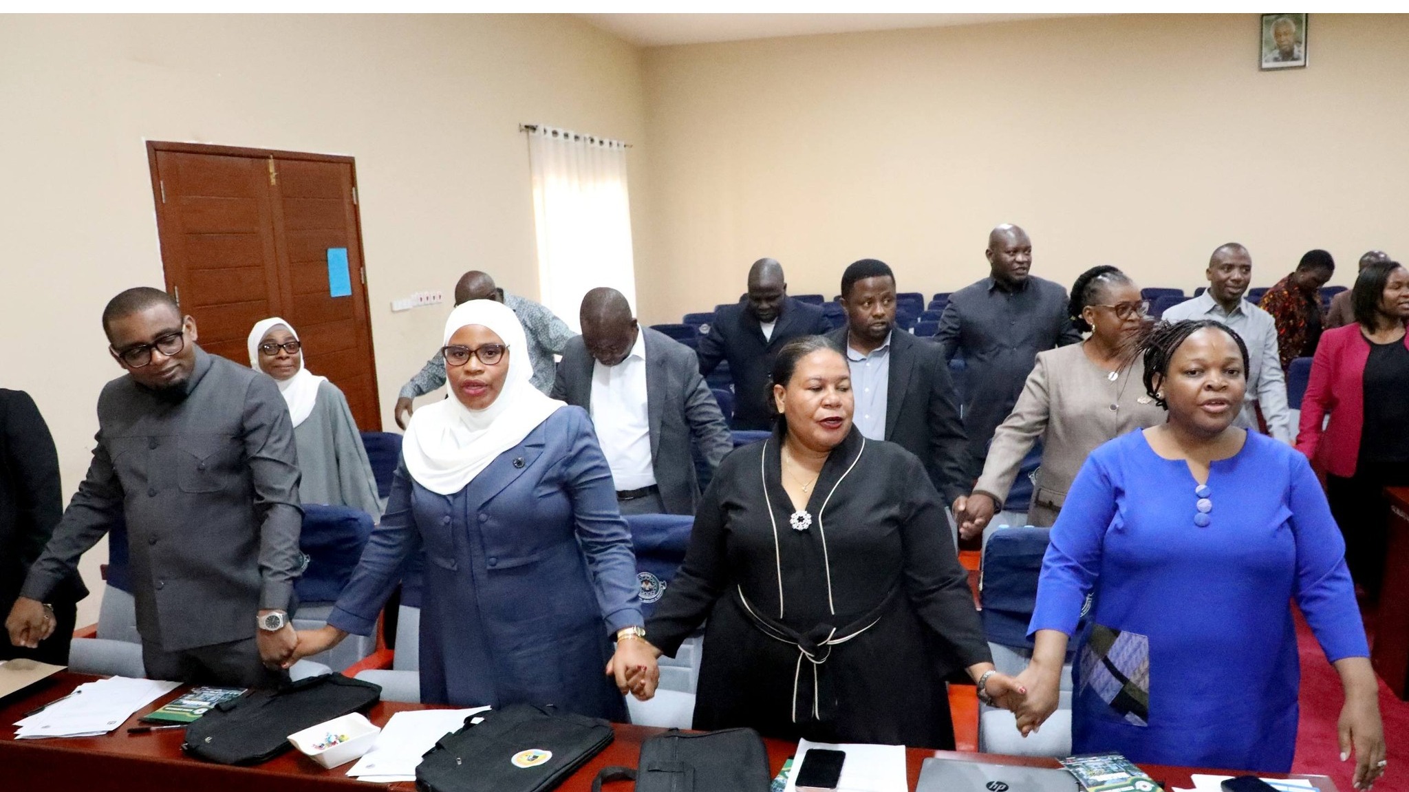 Baadhi ya wajumbe wa kikao cha Baraza la Wafanyakazi wa Tume Huru ya Taifa ya Uchaguzi, wakiimba Wimbo wa Mshikamano kabla ya kuanza kwa kikao hicho Mkoani Morogoro